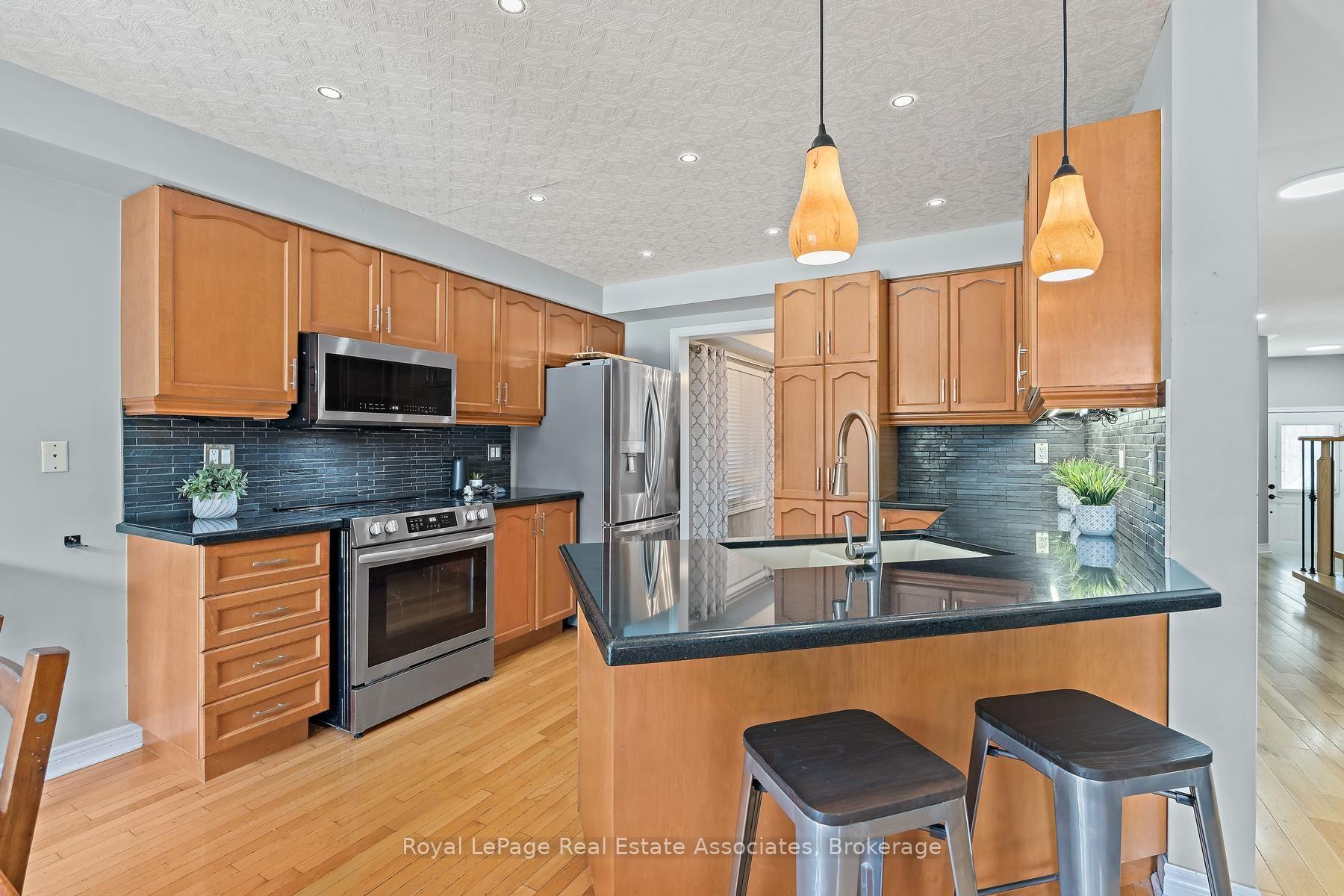 Photo 11 of 1069 Knotty Pine Grove, Mississauga, Meadowvale Village — HOMEH