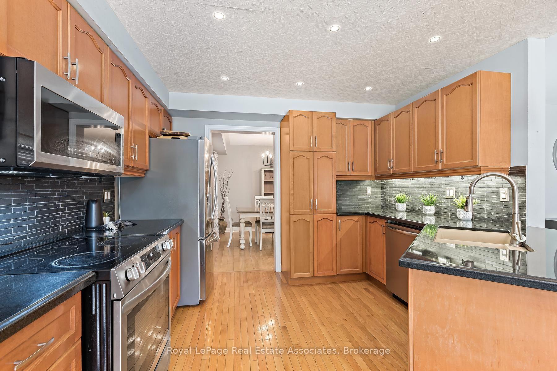 Photo 12 of 1069 Knotty Pine Grove, Mississauga, Meadowvale Village — HOMEH