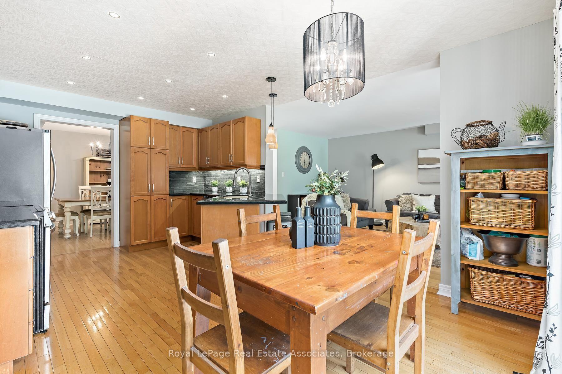 Photo 15 of 1069 Knotty Pine Grove, Mississauga, Meadowvale Village — HOMEH