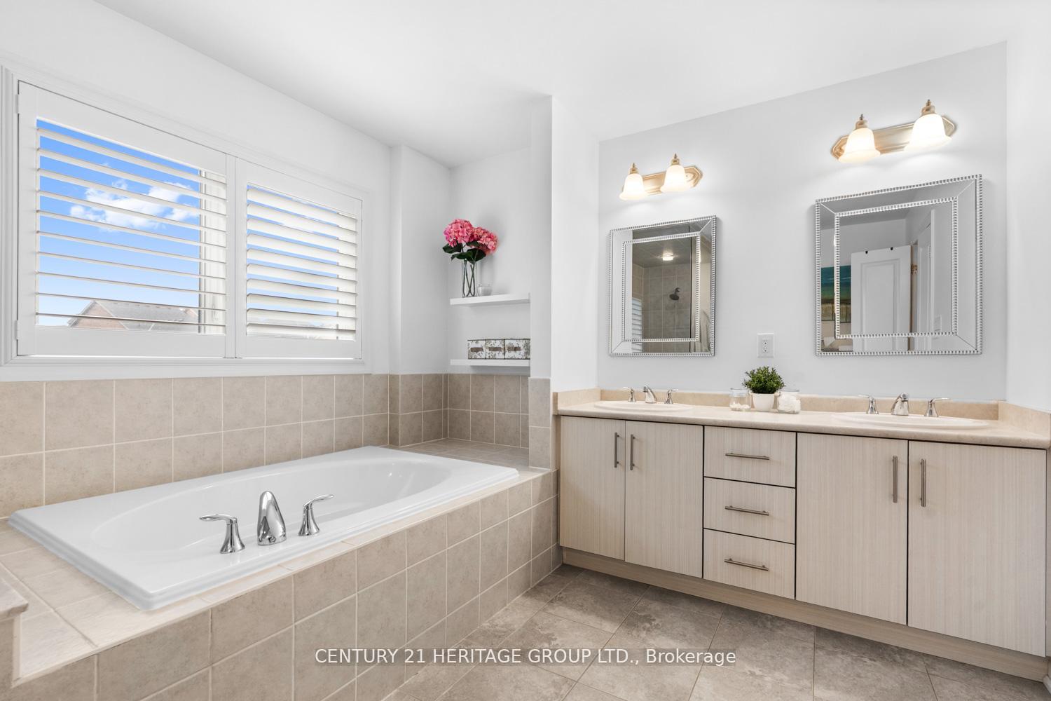 Photo 24 of 67 Alex Campbell Crescent, King, King City — HOMEH