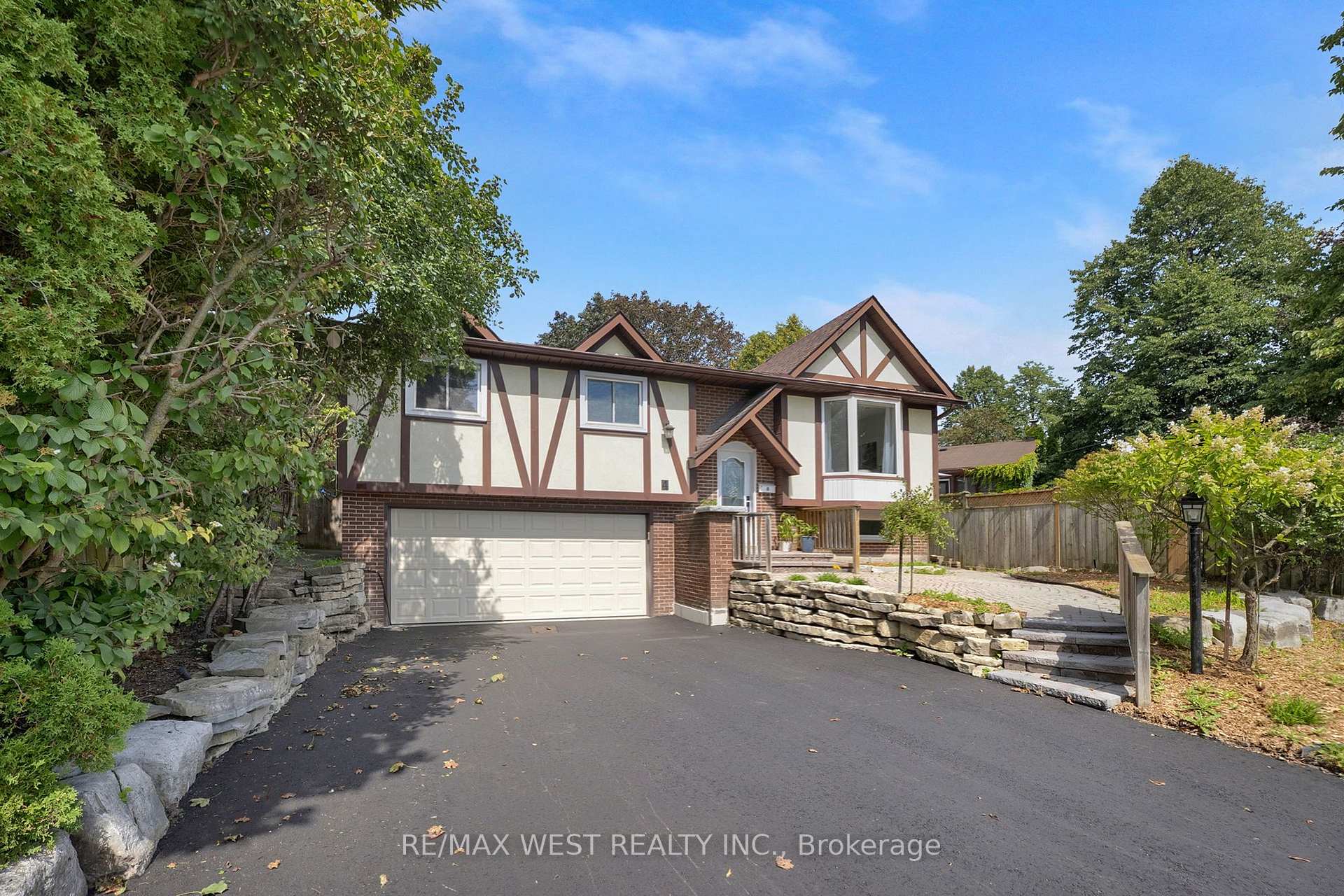 Photo 1 of 4 Flemington Court, Whitby, Lynde Creek — HOMEH