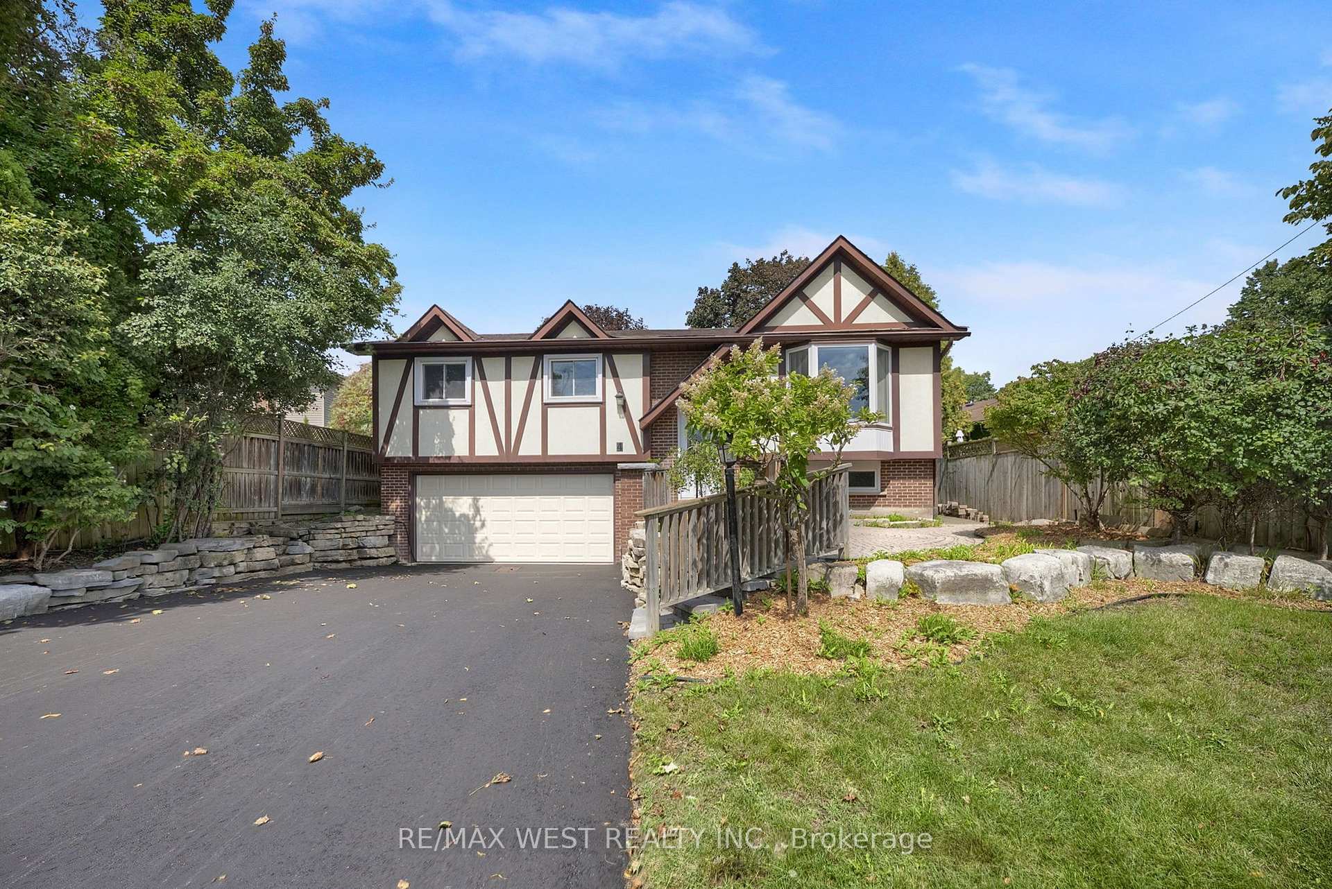Photo 3 of 4 Flemington Court, Whitby, Lynde Creek — HOMEH