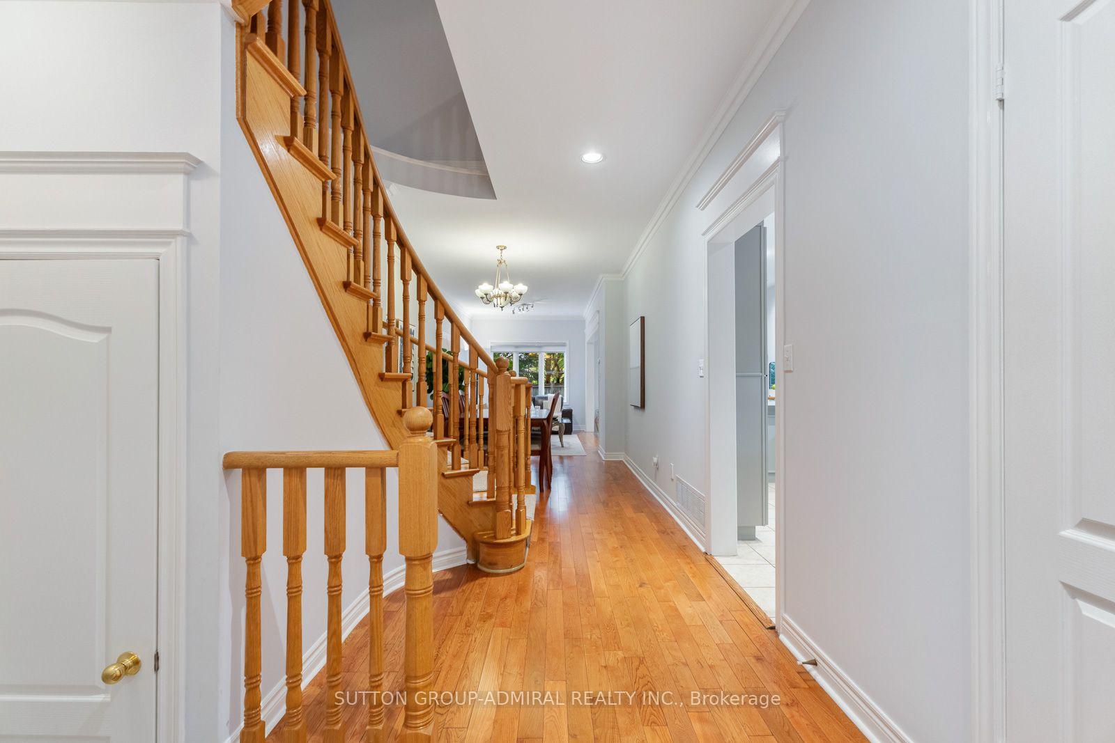 Photo 3 of 37 Kingsbridge Circle, Vaughan, Beverley Glen — HOMEH