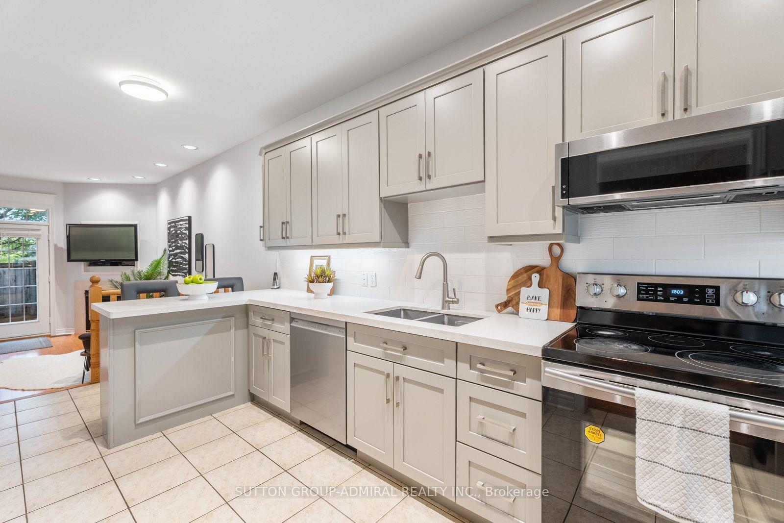 Photo 13 of 37 Kingsbridge Circle, Vaughan, Beverley Glen — HOMEH