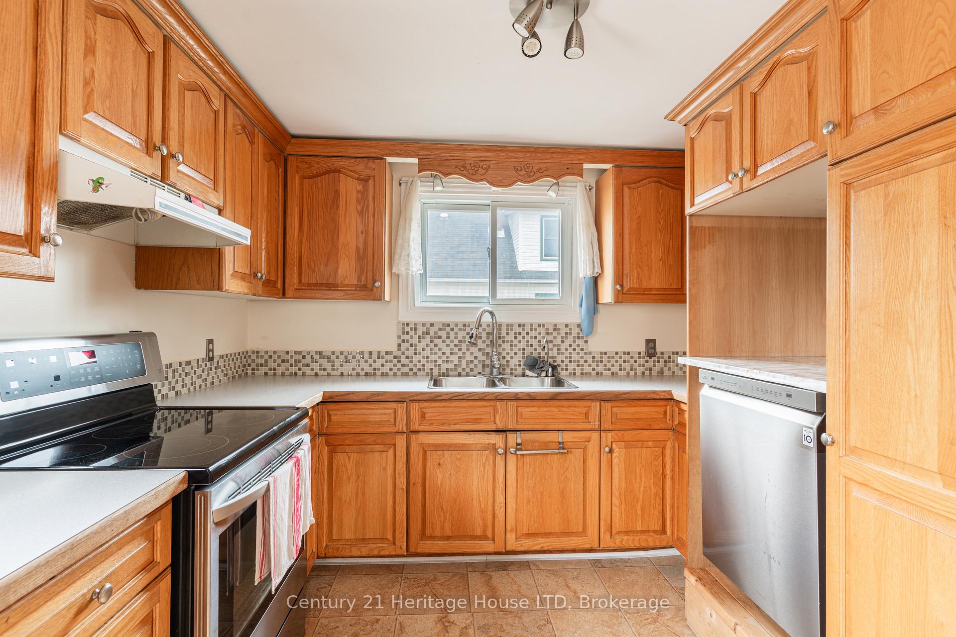 Photo 10 of 19 Santone Avenue, Welland, Broadway — HOMEH