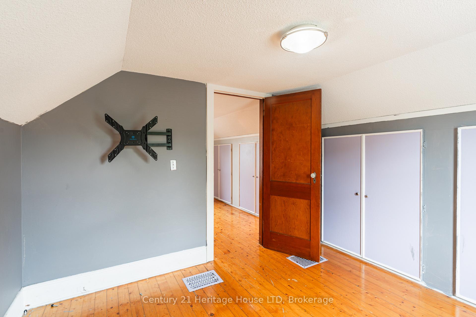 Photo 22 of 19 Santone Avenue, Welland, Broadway — HOMEH