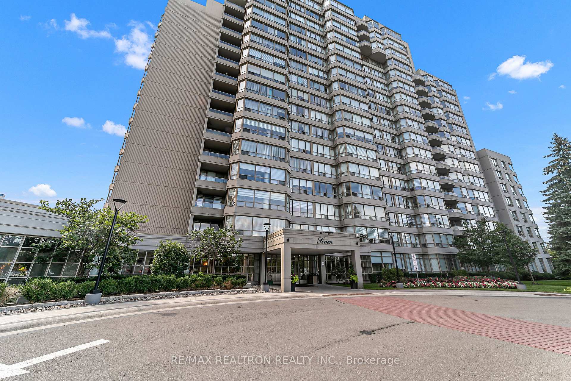 Photo 2 of Unit 810, 7 Townsgate Drive, Vaughan, Crestwood-Springfarm-Yorkhill — HOMEH