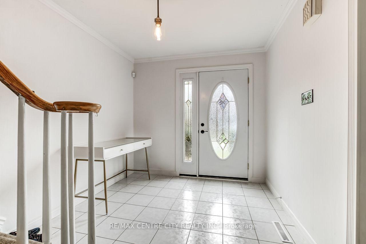 Photo 4 of 10 Runnymede Crescent, London, North J — HOMEH