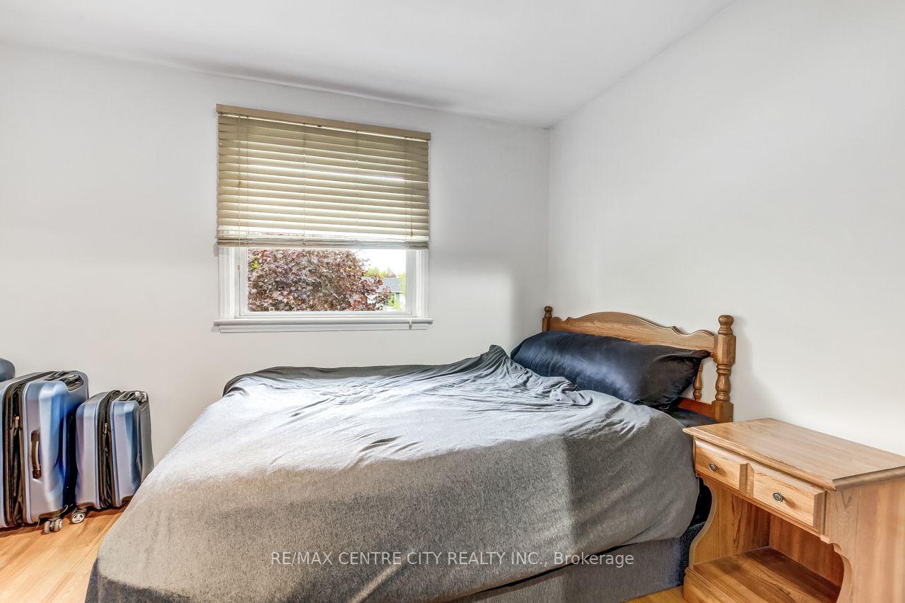 Photo 22 of 10 Runnymede Crescent, London, North J — HOMEH