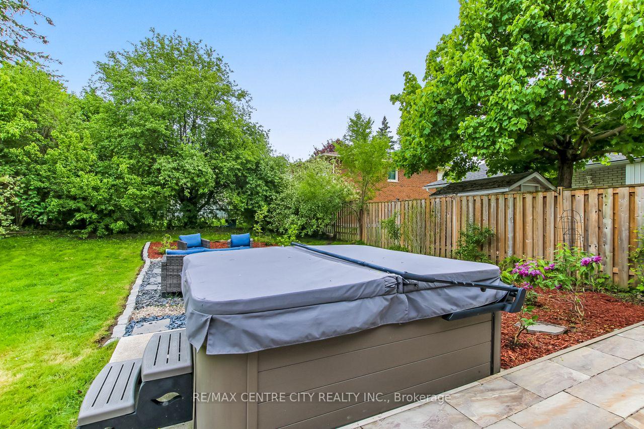 Photo 24 of 10 Runnymede Crescent, London, North J — HOMEH