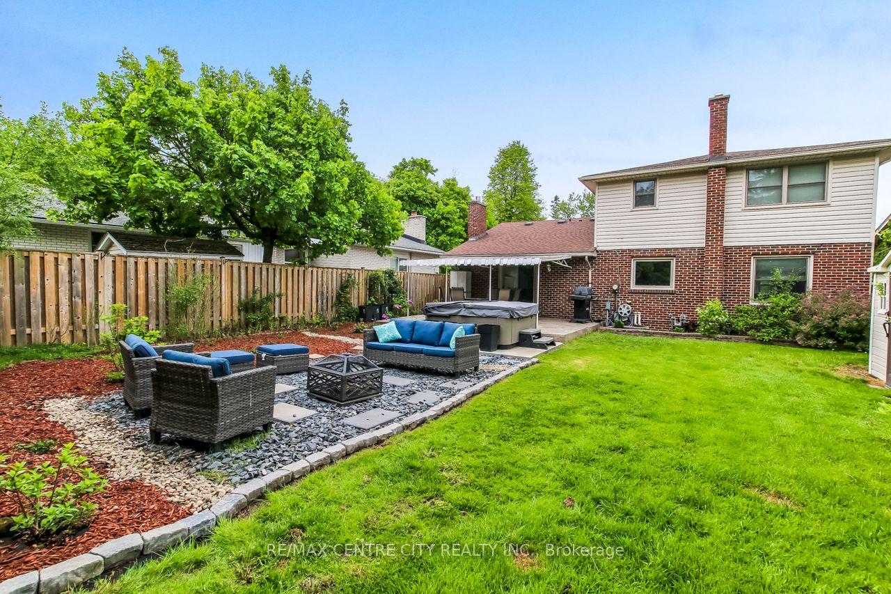 Photo 28 of 10 Runnymede Crescent, London, North J — HOMEH