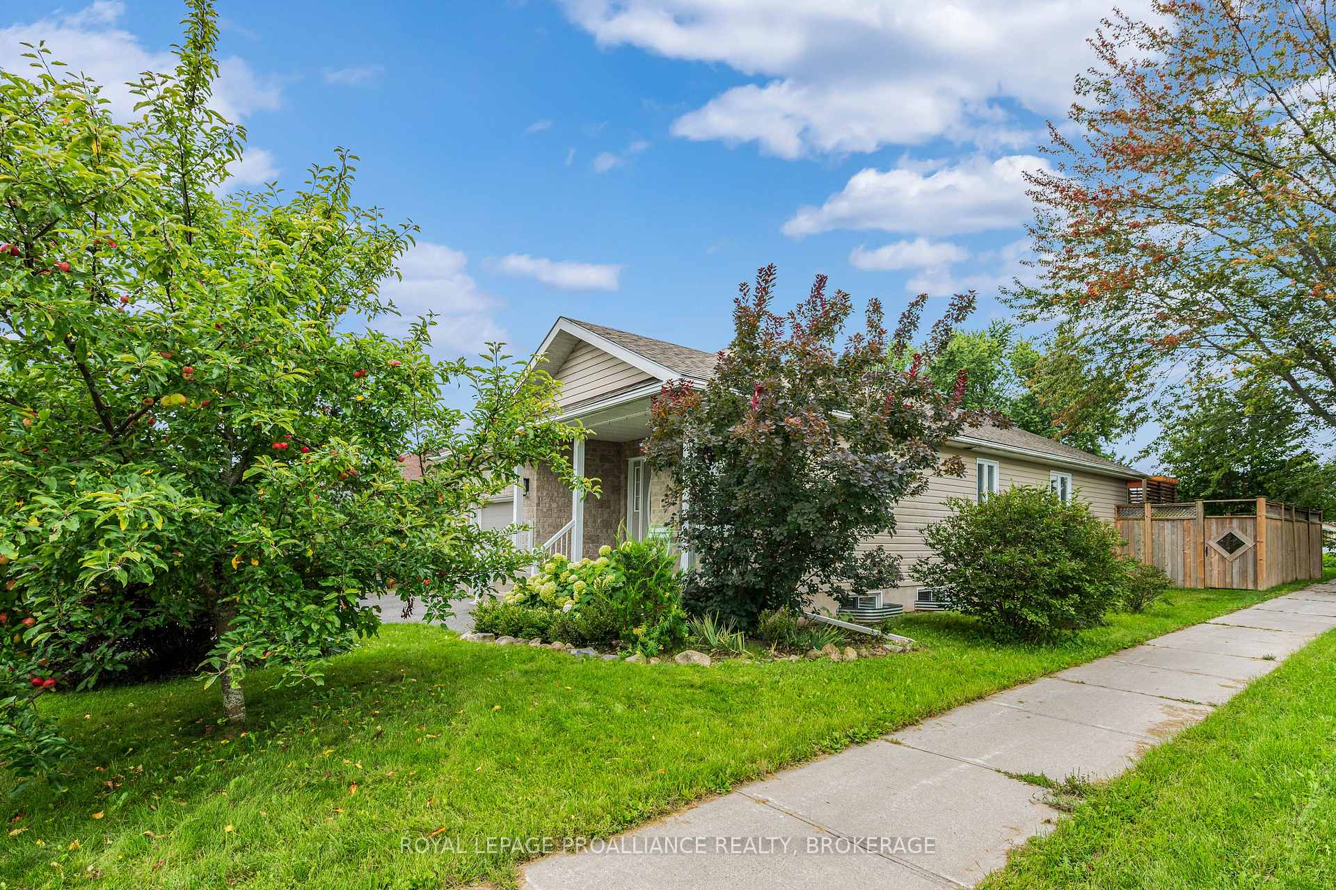Photo 3 of 164 Amy Lynn Drive, Loyalist, Amherstview — HOMEH