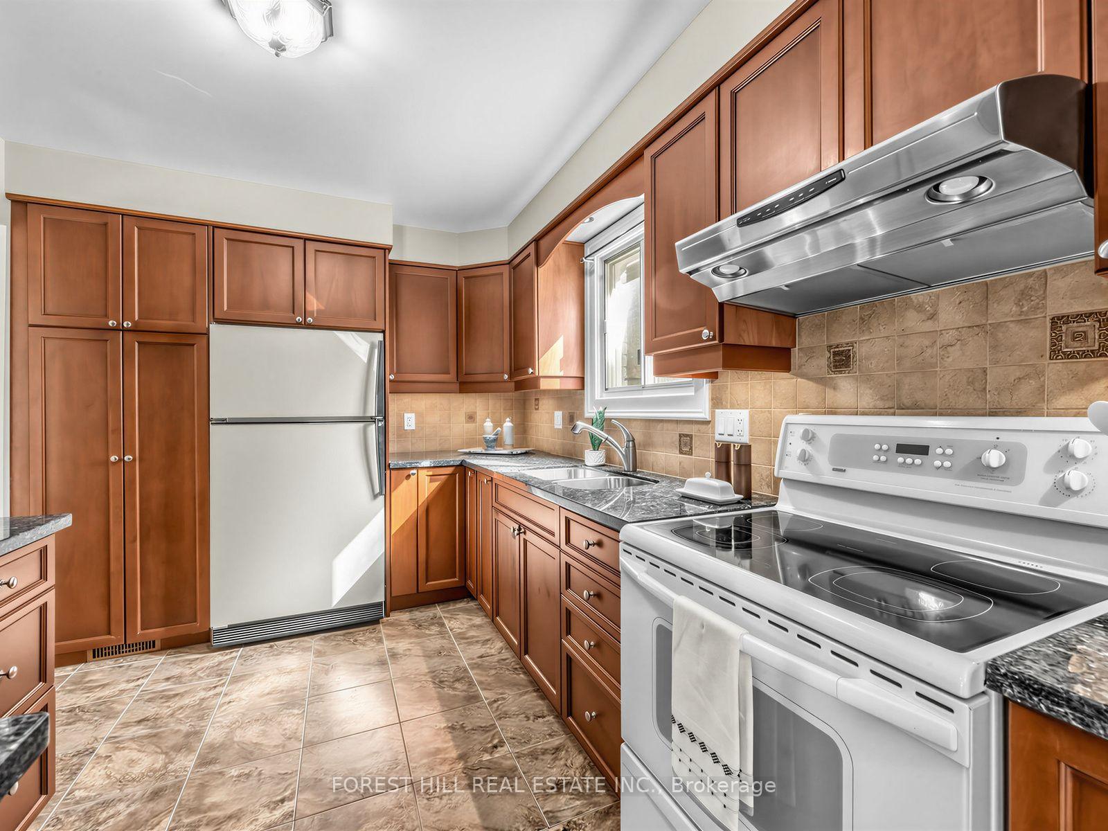 Photo 9 of 6 Elmvale Avenue, Brampton, Heart Lake West — HOMEH