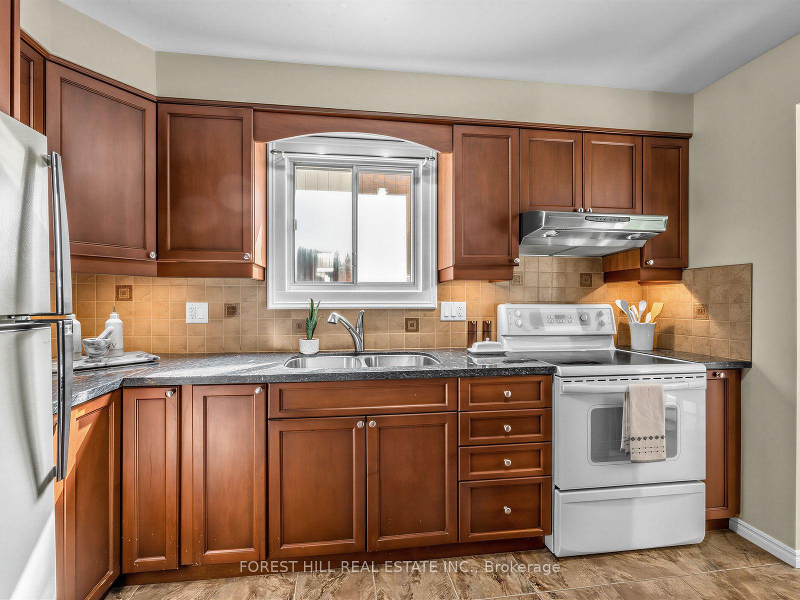 Photo 10 of 6 Elmvale Avenue, Brampton, Heart Lake West — HOMEH