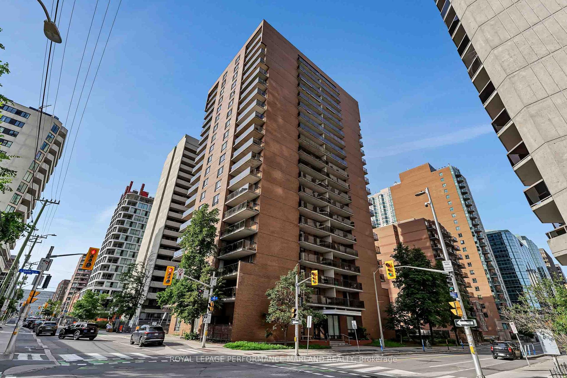 Front of Unit 1804, 475 Laurier Avenue W