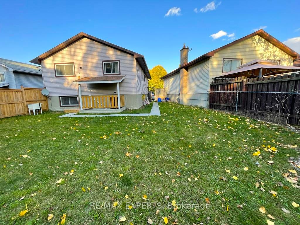 Photo 2 of 46 Caprice Crescent, London, East M — HOMEH