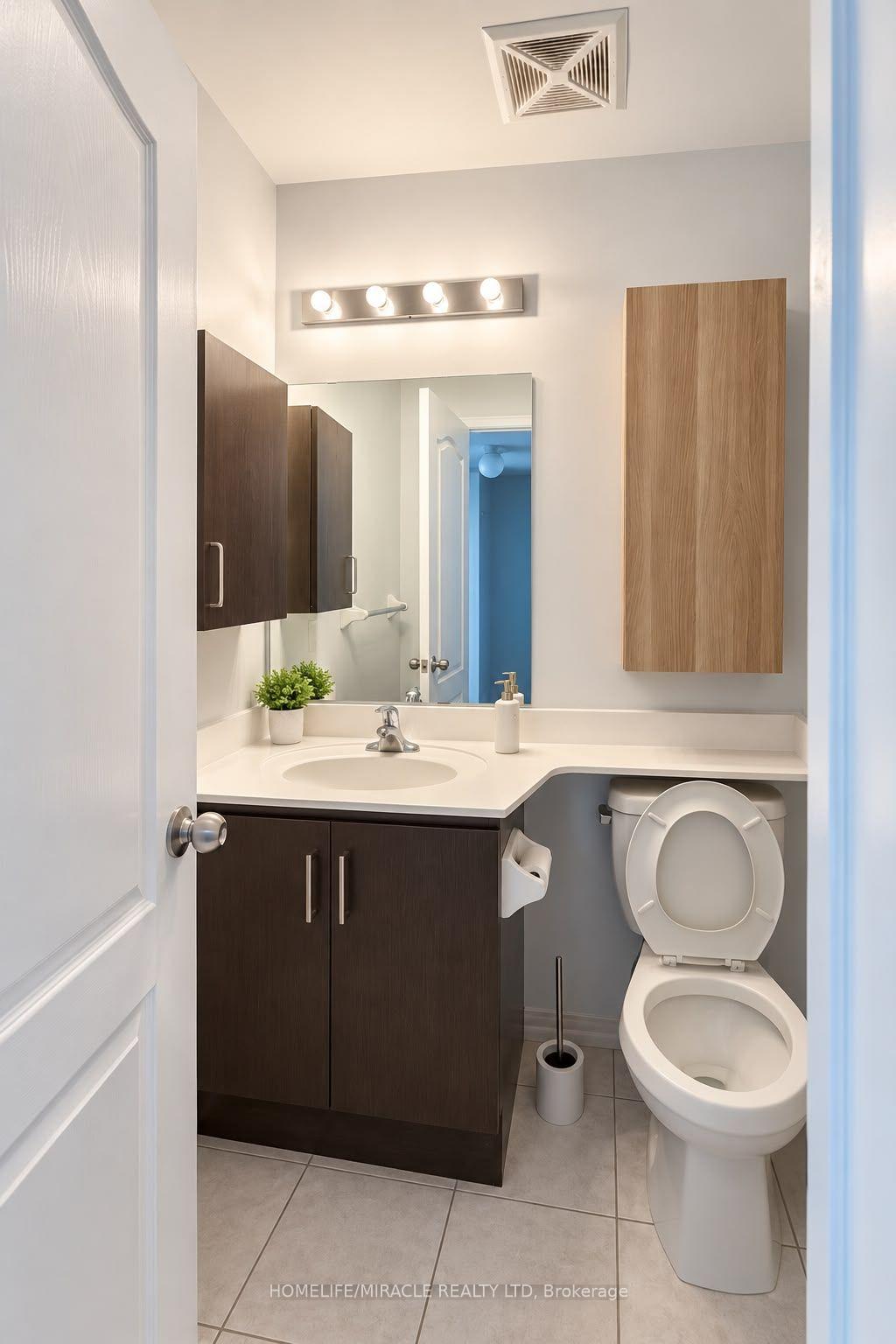 Photo 10 of Unit 3, 2476 Post Road, Oakville, River Oaks — HOMEH