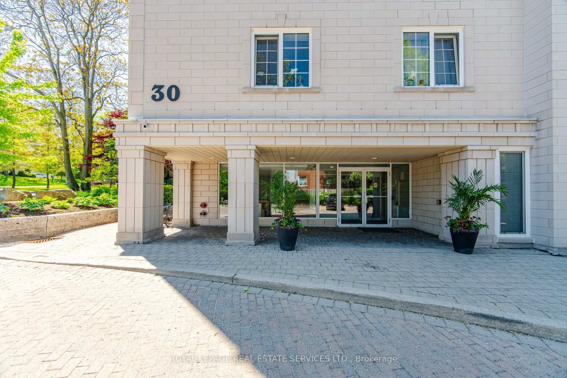 Photo 4 of Unit PH403, 30 Anglesey Boulevard, Etobicoke, Edenbridge-Humber Valley — HOMEH