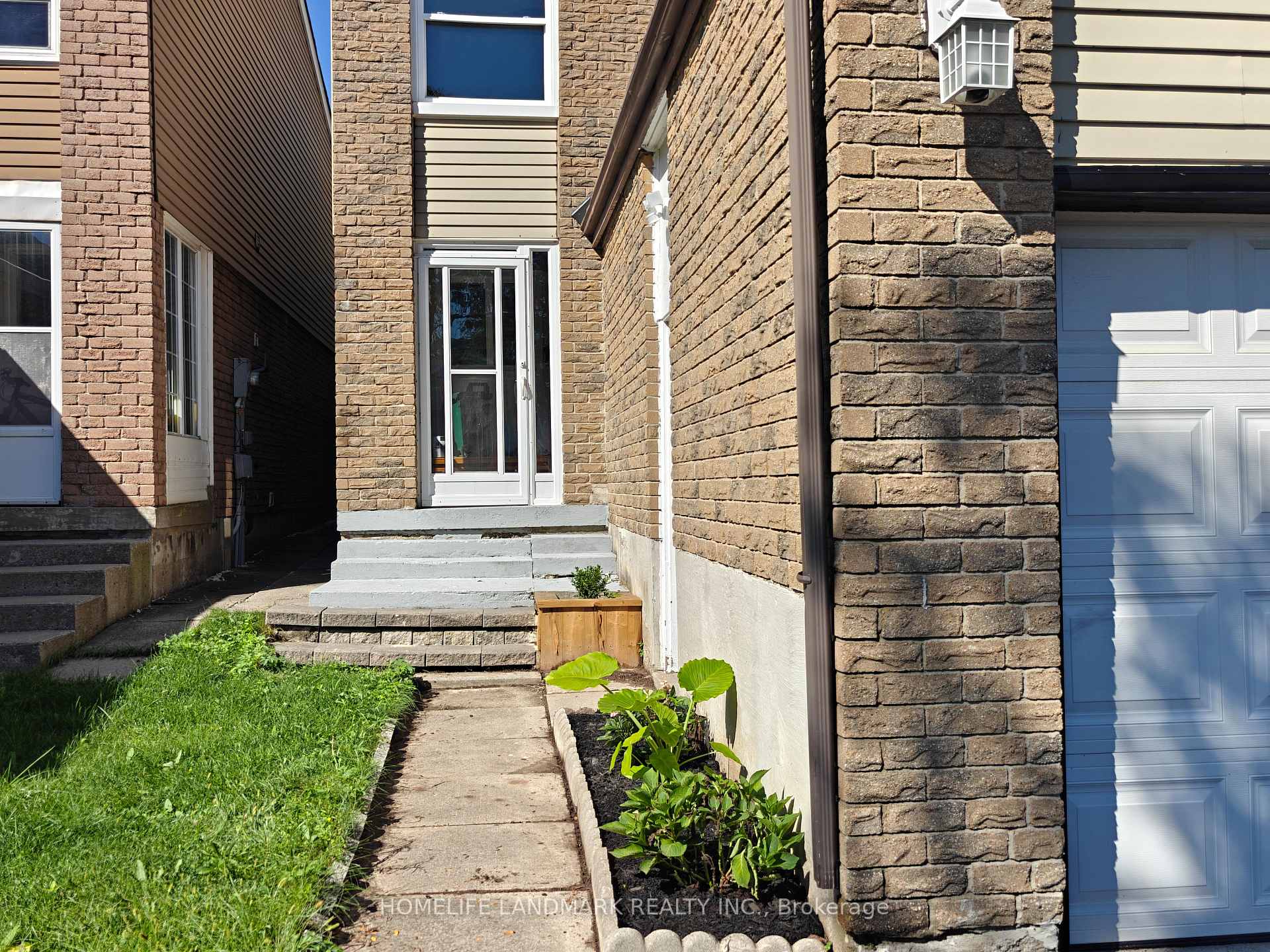 Photo 4 of 215 Bob O' Link Avenue, Vaughan, Glen Shields — HOMEH