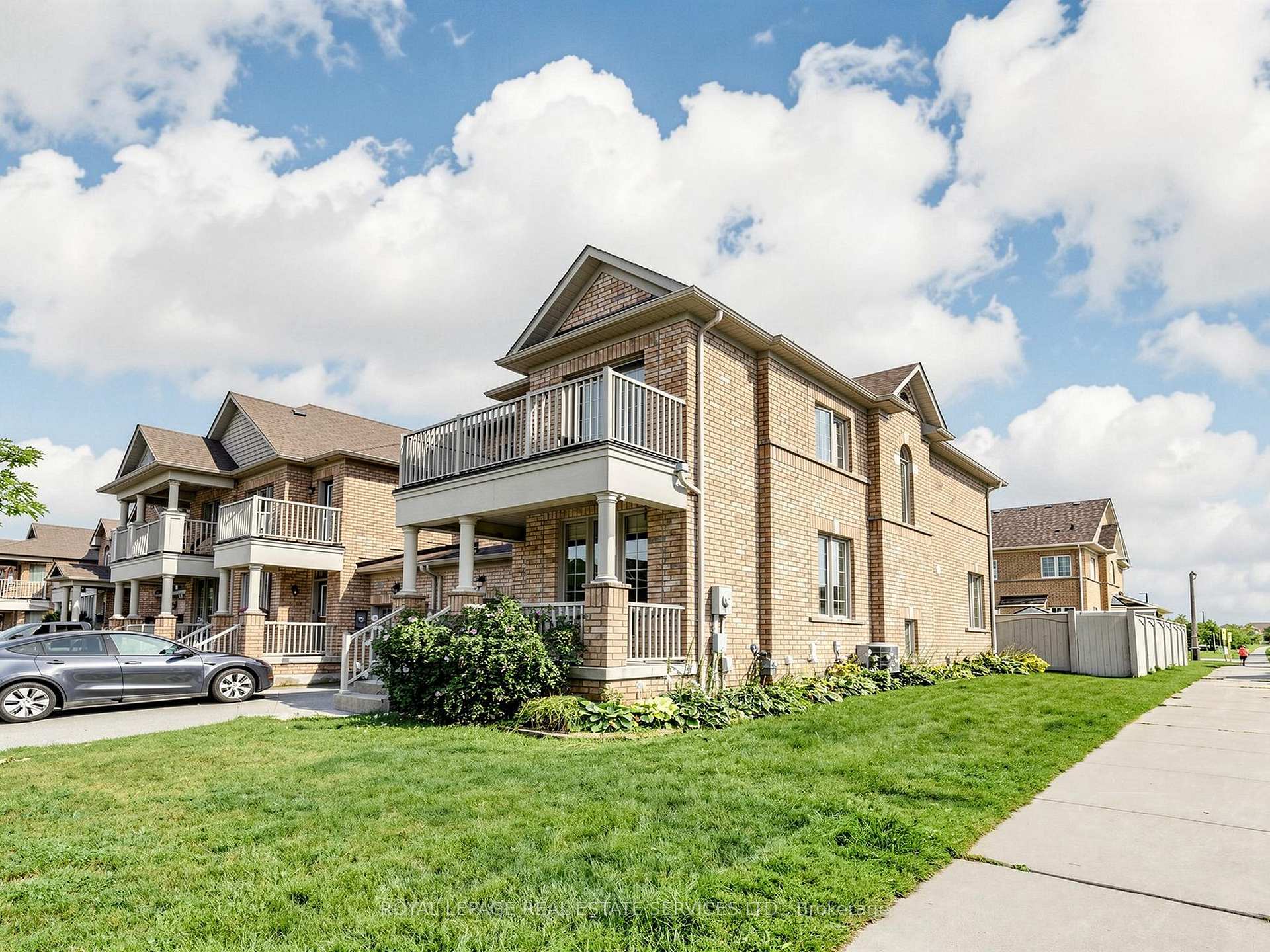 Photo 2 of 122 Juglans Crescent, Whitchurch-Stouffville, Stouffville — HOMEH