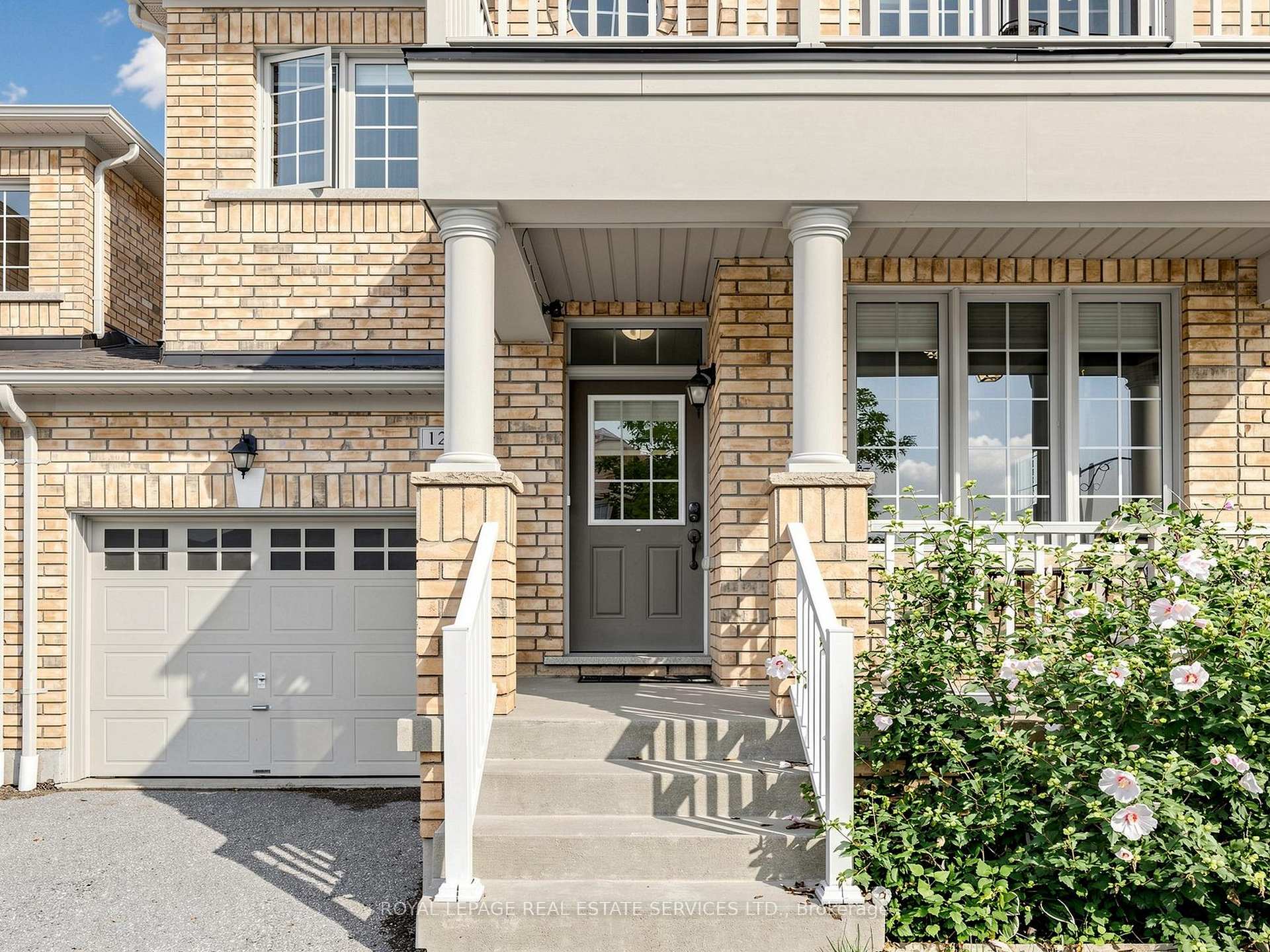 Photo 3 of 122 Juglans Crescent, Whitchurch-Stouffville, Stouffville — HOMEH