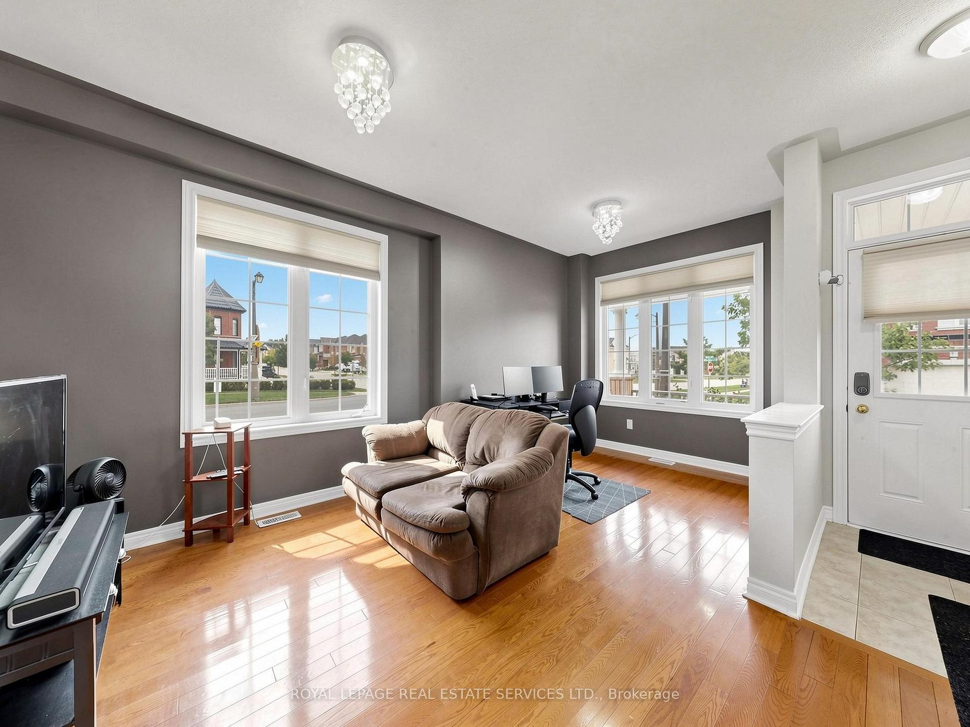 Photo 4 of 122 Juglans Crescent, Whitchurch-Stouffville, Stouffville — HOMEH