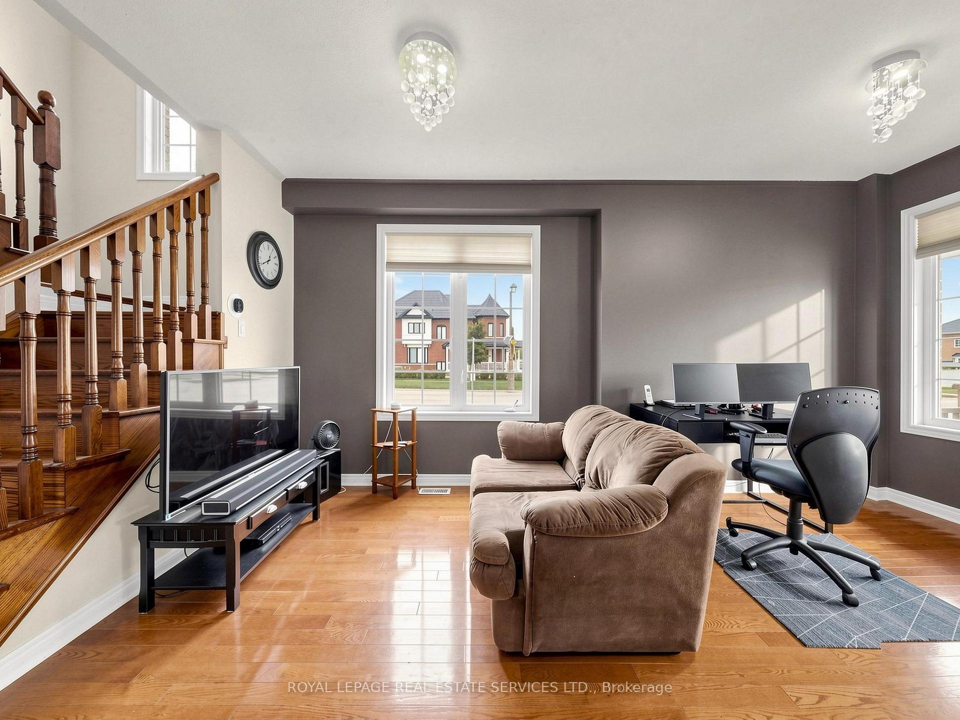 Photo 5 of 122 Juglans Crescent, Whitchurch-Stouffville, Stouffville — HOMEH