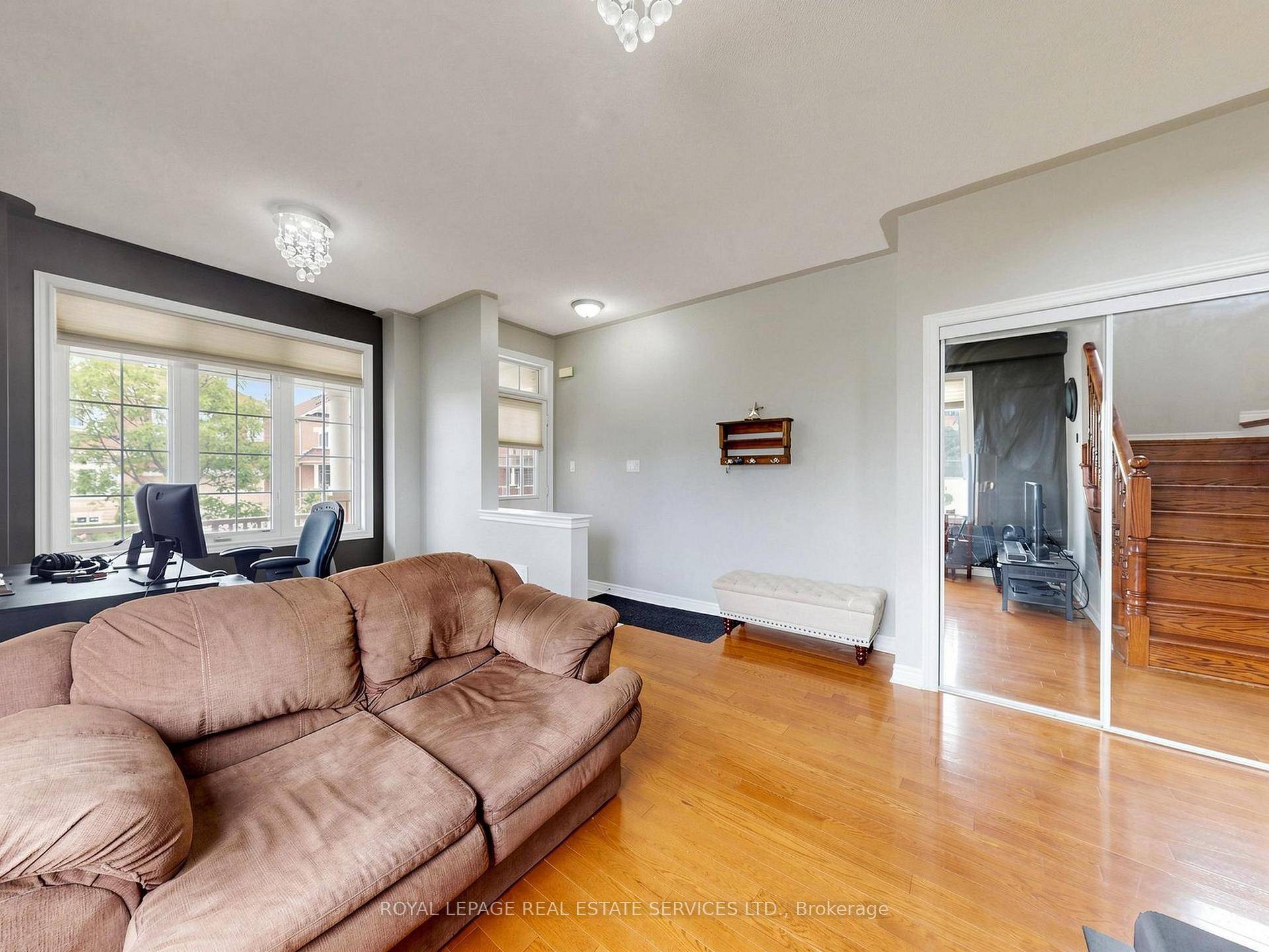 Photo 6 of 122 Juglans Crescent, Whitchurch-Stouffville, Stouffville — HOMEH
