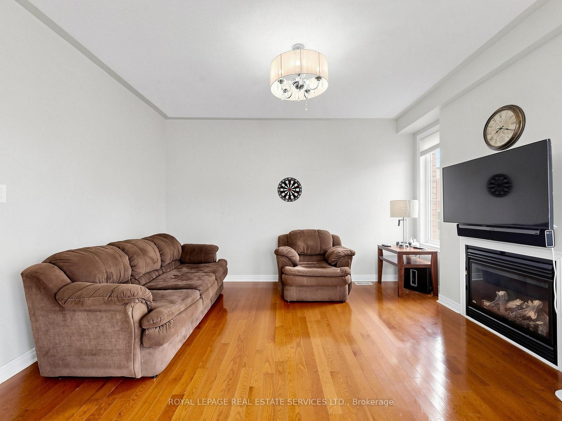 Photo 7 of 122 Juglans Crescent, Whitchurch-Stouffville, Stouffville — HOMEH