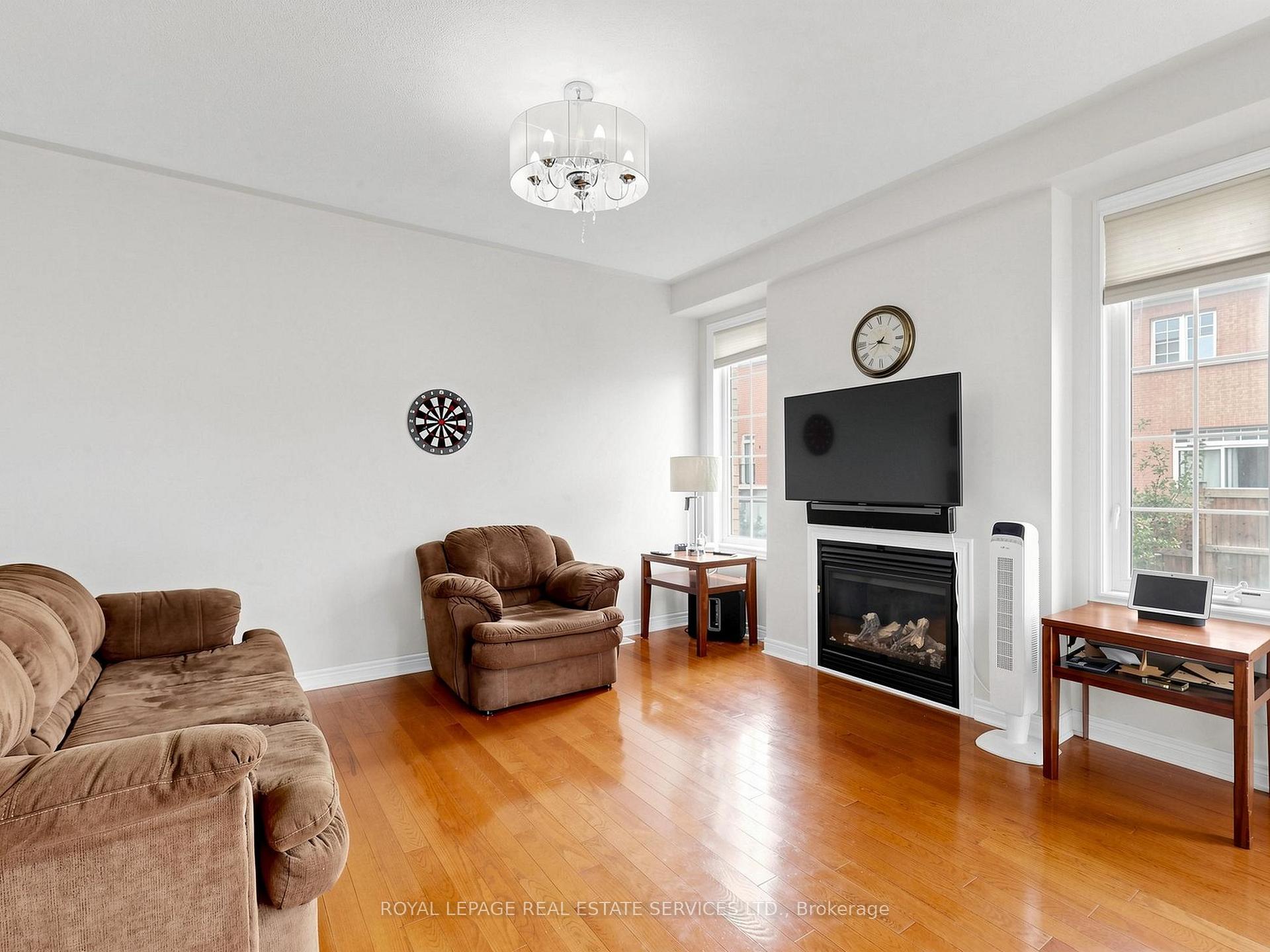 Photo 8 of 122 Juglans Crescent, Whitchurch-Stouffville, Stouffville — HOMEH