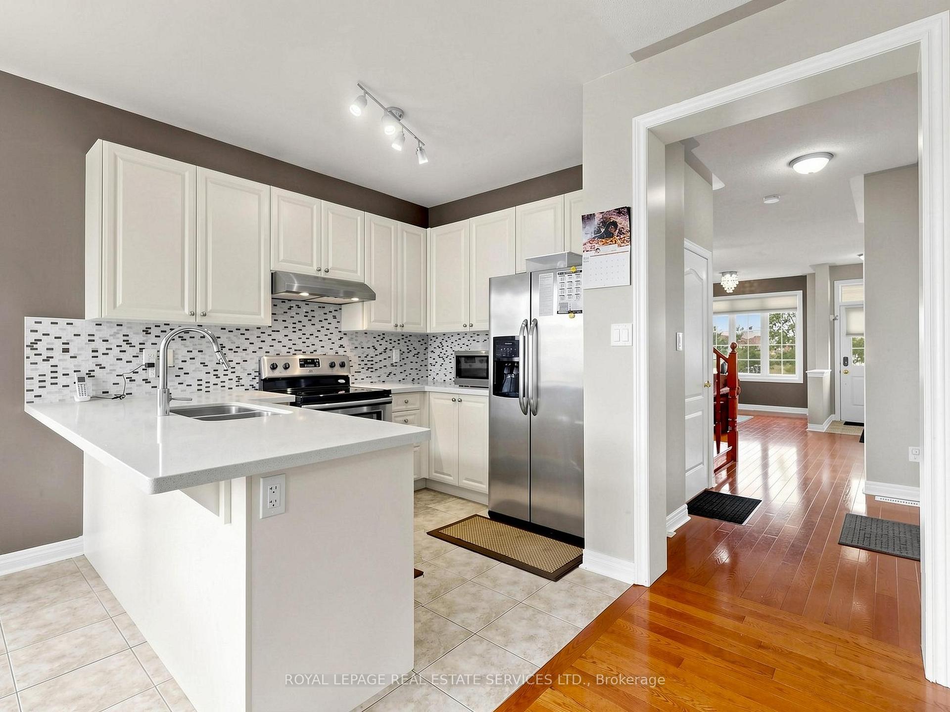 Photo 10 of 122 Juglans Crescent, Whitchurch-Stouffville, Stouffville — HOMEH