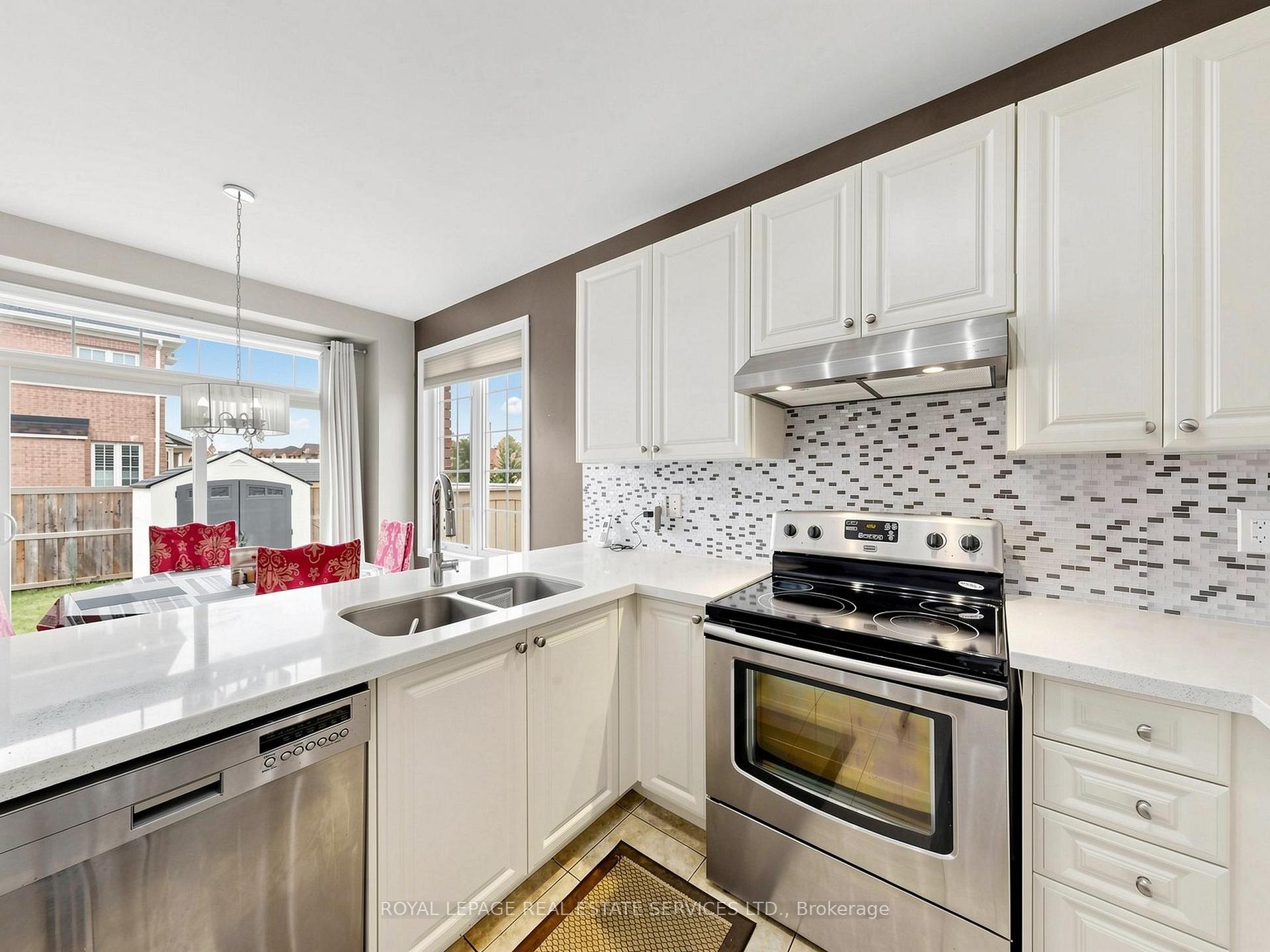 Photo 11 of 122 Juglans Crescent, Whitchurch-Stouffville, Stouffville — HOMEH