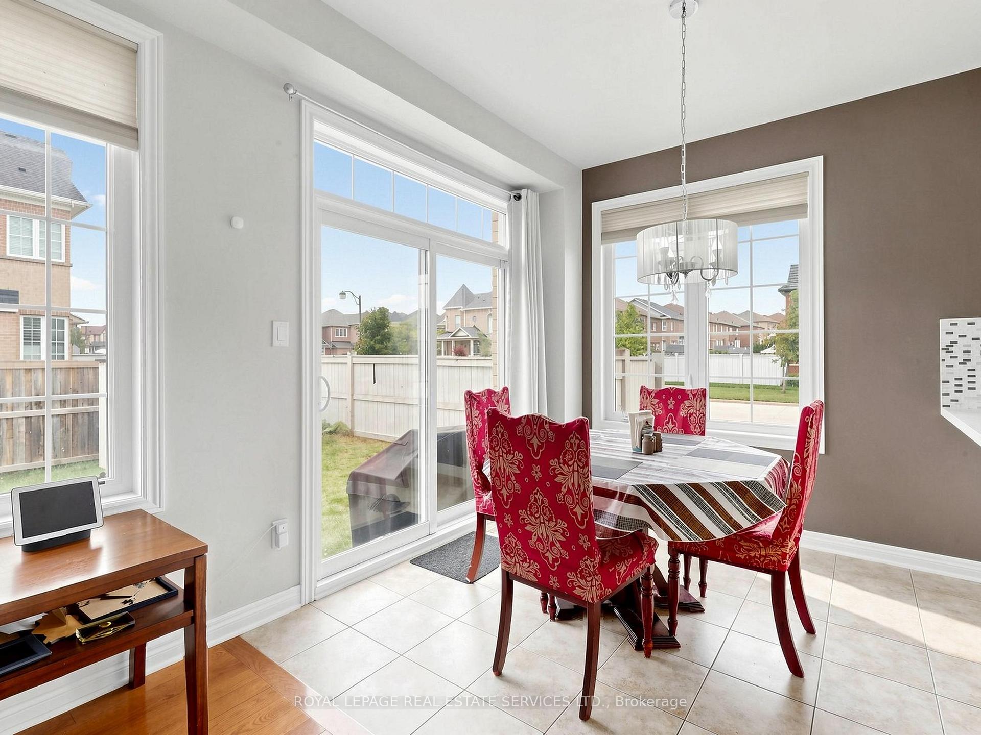 Photo 12 of 122 Juglans Crescent, Whitchurch-Stouffville, Stouffville — HOMEH