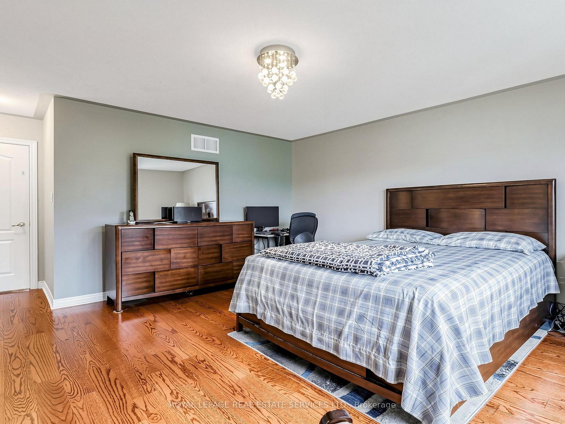 Photo 16 of 122 Juglans Crescent, Whitchurch-Stouffville, Stouffville — HOMEH