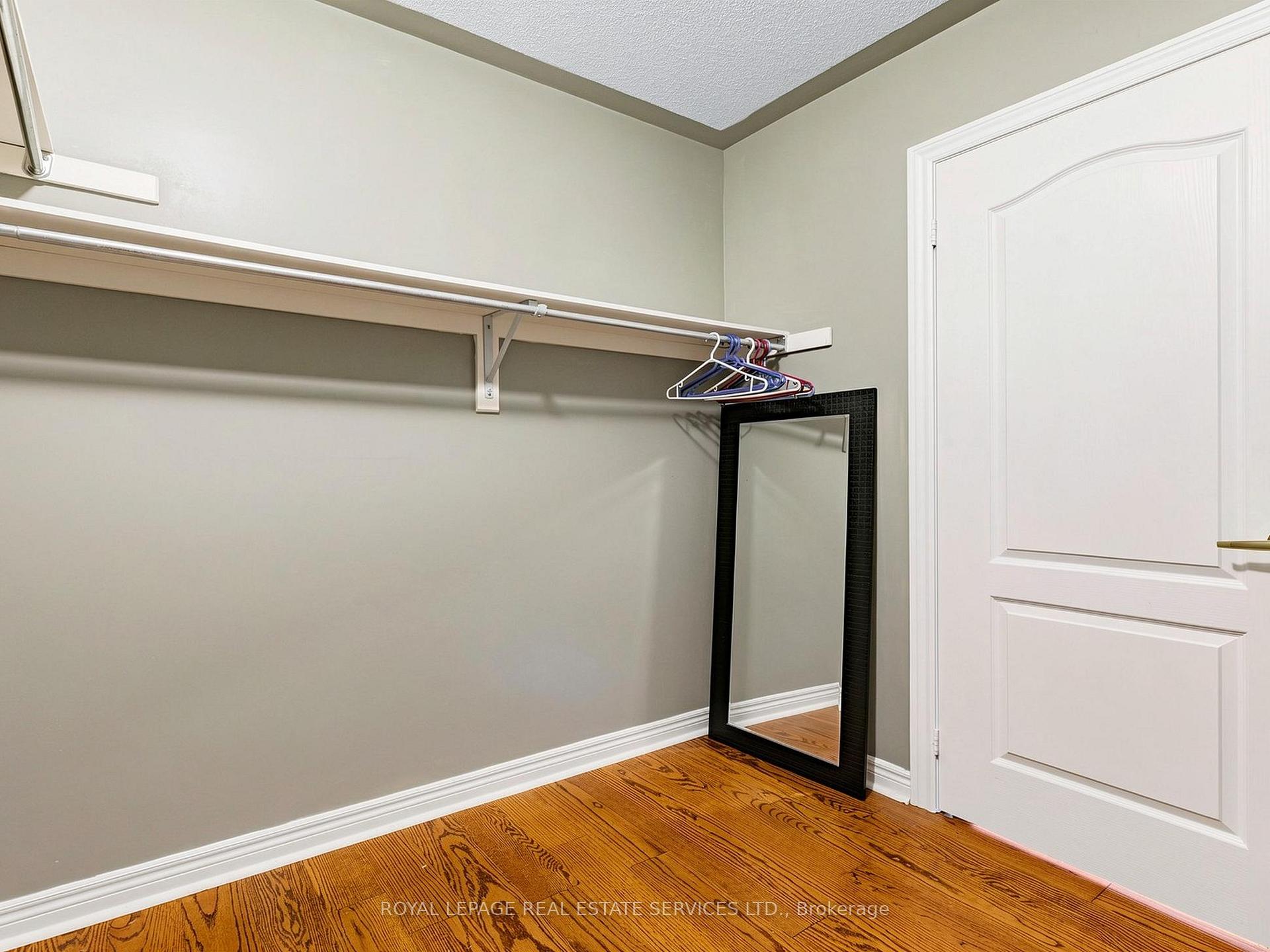 Photo 17 of 122 Juglans Crescent, Whitchurch-Stouffville, Stouffville — HOMEH