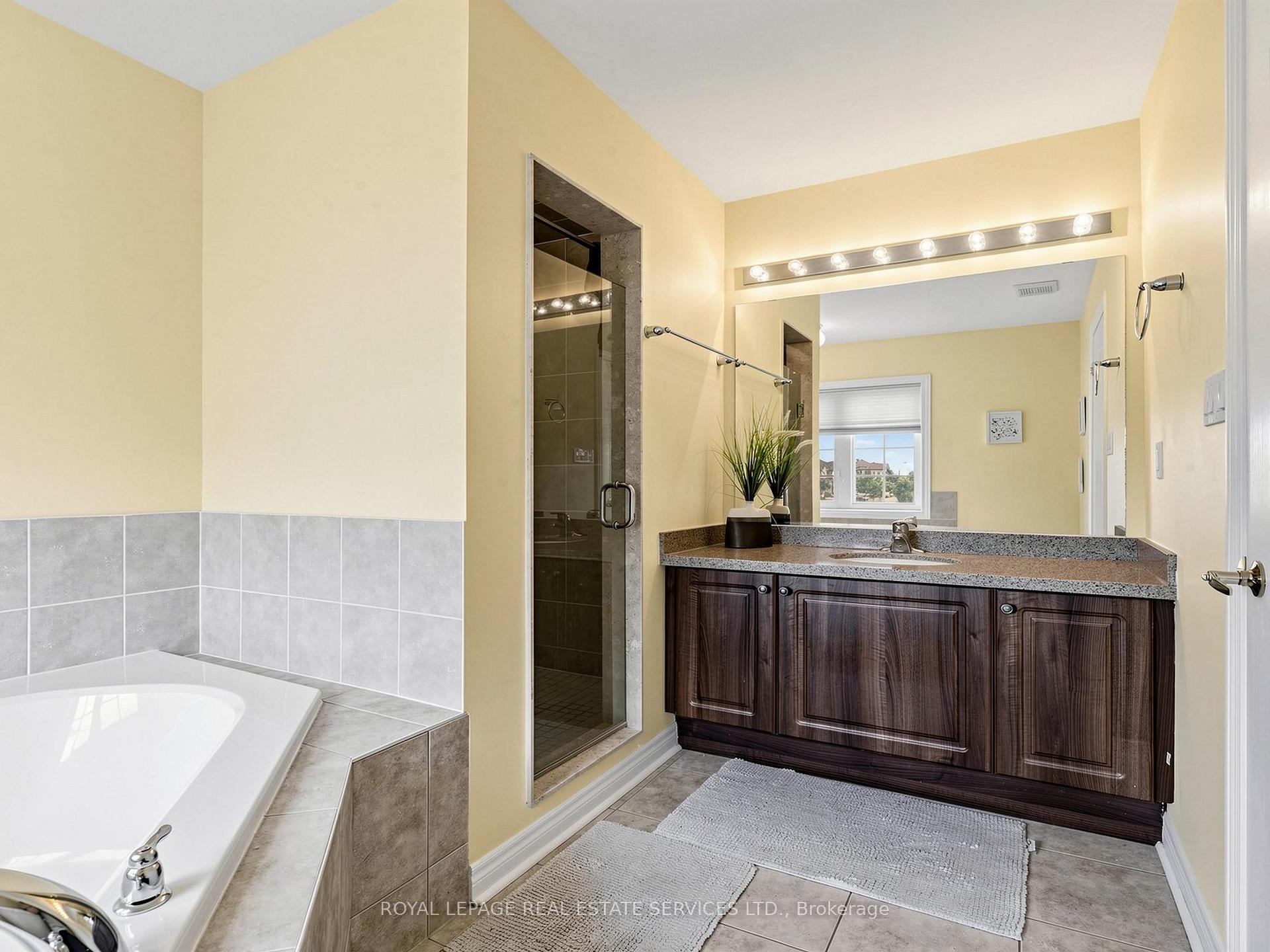 Photo 18 of 122 Juglans Crescent, Whitchurch-Stouffville, Stouffville — HOMEH