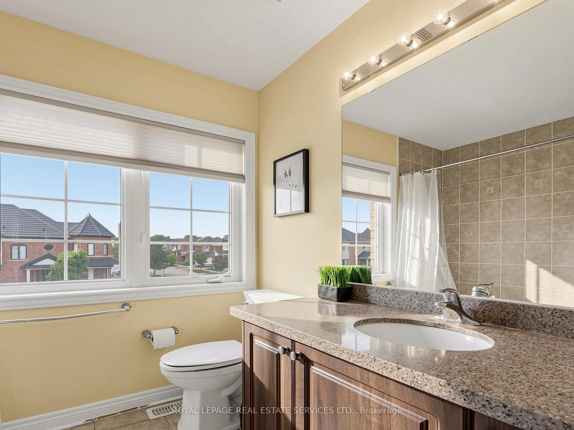 Photo 25 of 122 Juglans Crescent, Whitchurch-Stouffville, Stouffville — HOMEH