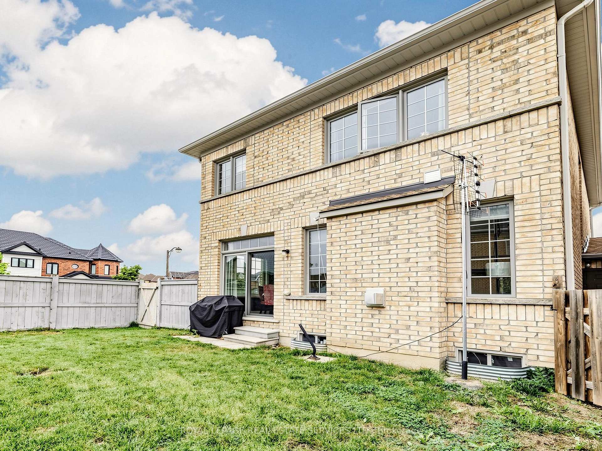 Photo 28 of 122 Juglans Crescent, Whitchurch-Stouffville, Stouffville — HOMEH
