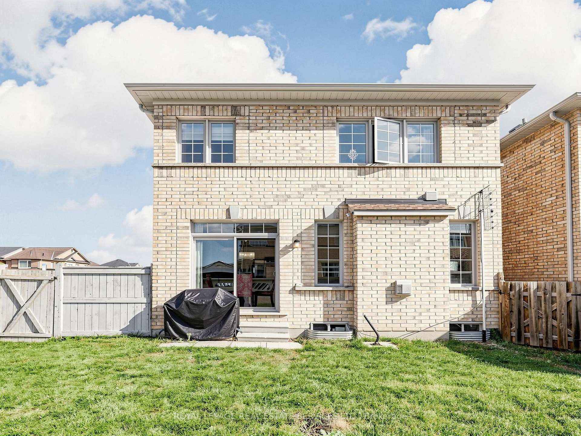 Photo 27 of 122 Juglans Crescent, Whitchurch-Stouffville, Stouffville — HOMEH
