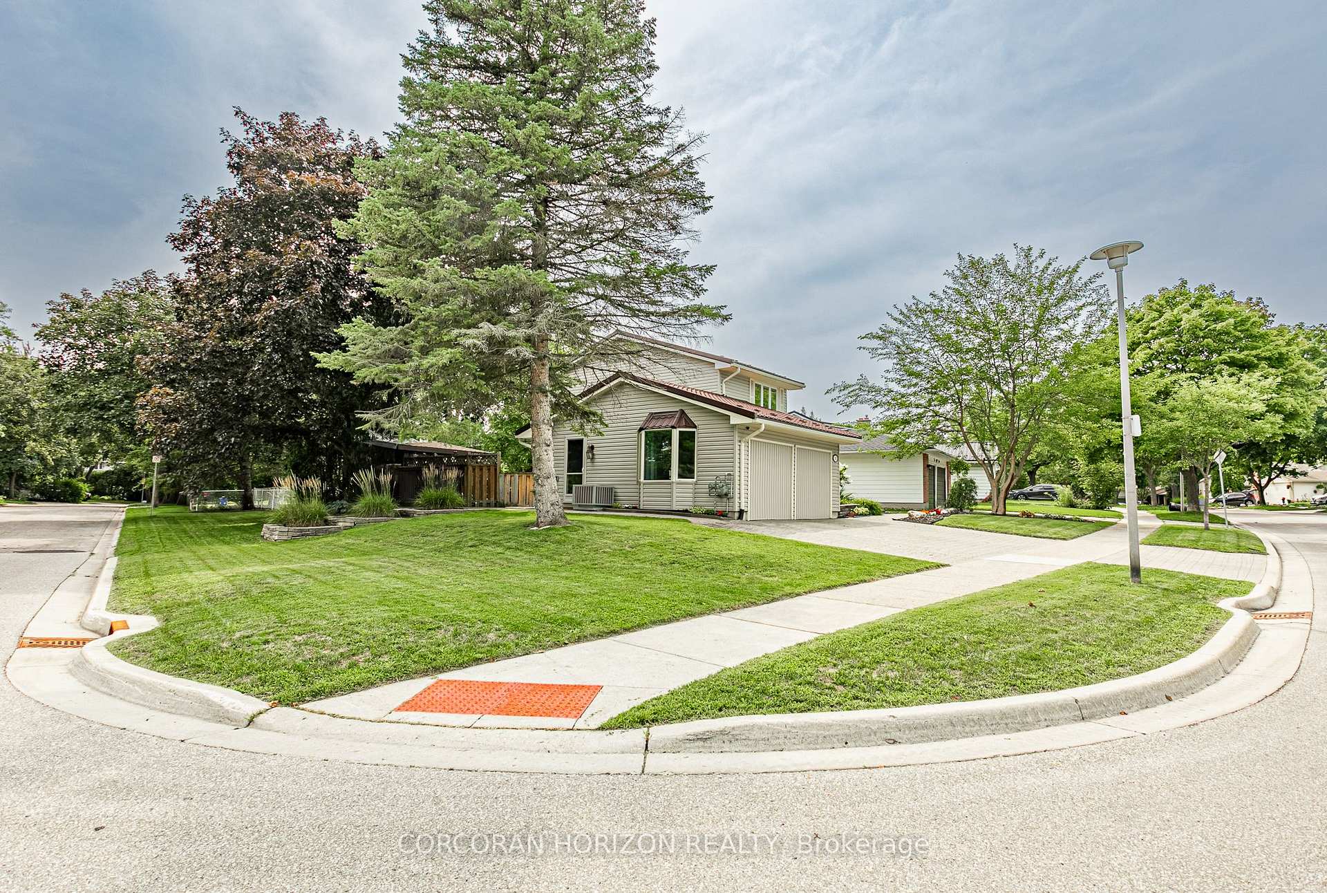Photo 6 of 281 Blackacres Boulevard, London, North E — HOMEH