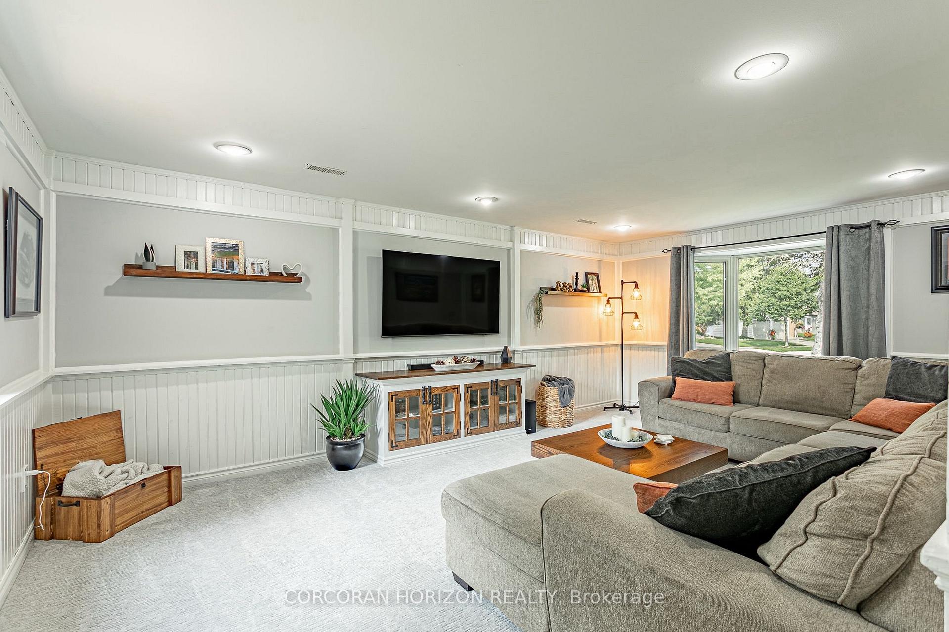 Photo 21 of 281 Blackacres Boulevard, London, North E — HOMEH