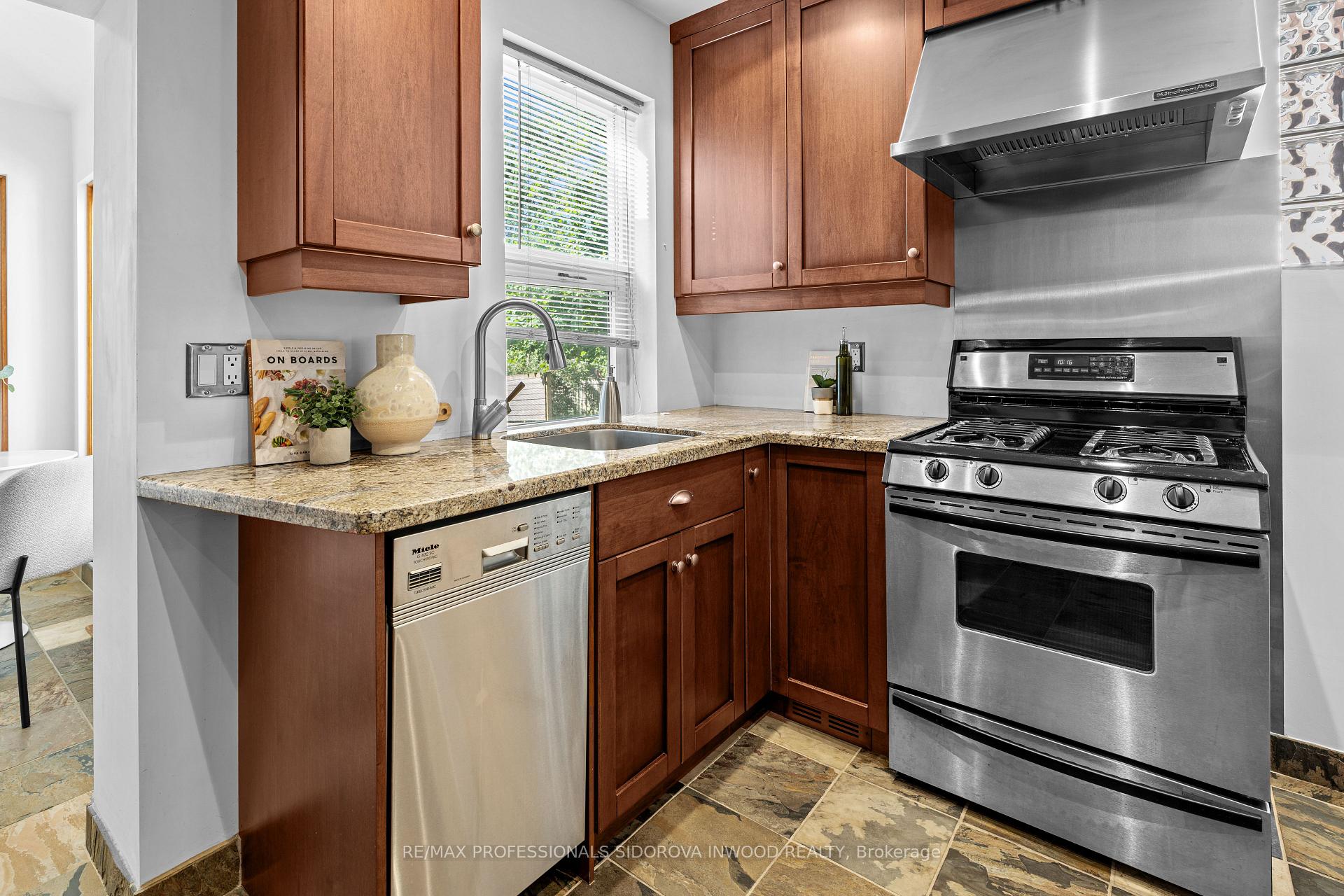 Photo 11 of 11 Winfield Avenue, Toronto, Runnymede-Bloor West Village — HOMEH