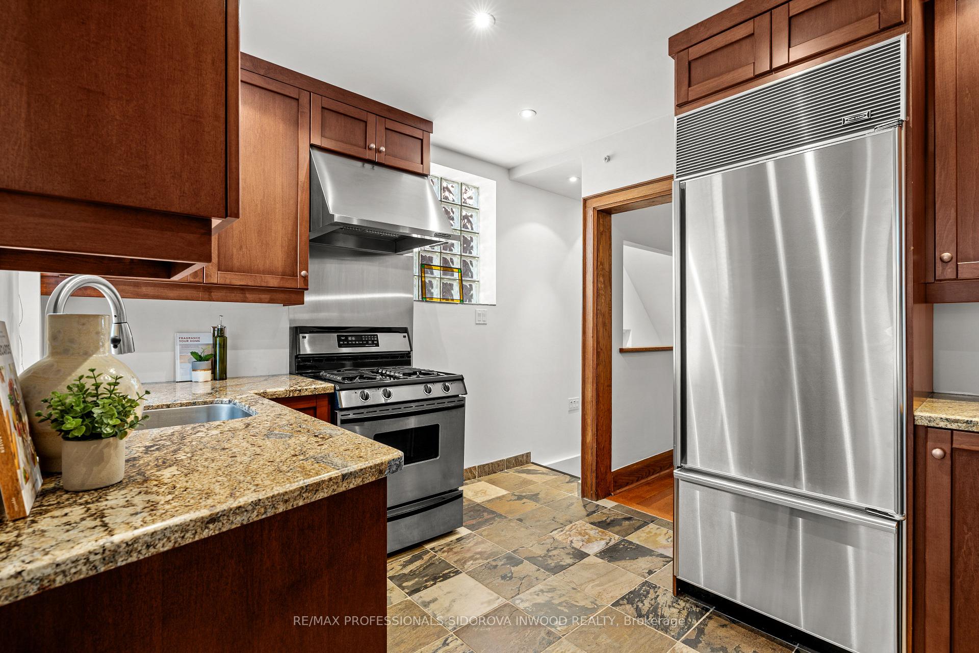 Photo 12 of 11 Winfield Avenue, Toronto, Runnymede-Bloor West Village — HOMEH