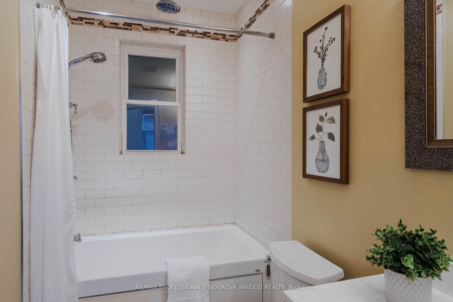 Photo 17 of 11 Winfield Avenue, Toronto, Runnymede-Bloor West Village — HOMEH