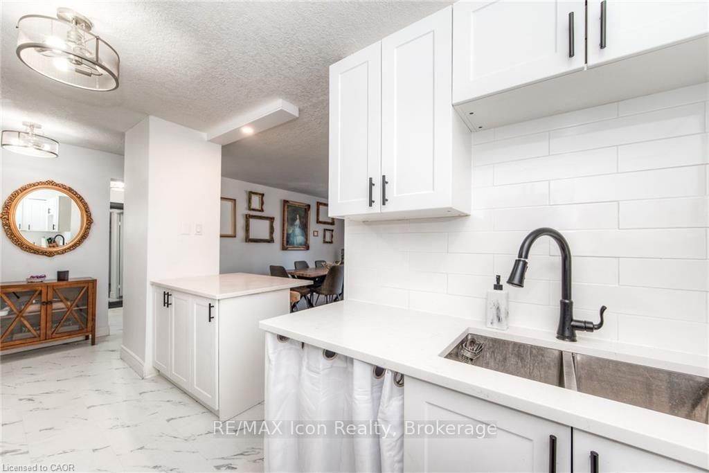 Photo 6 of Unit 402, 225 Harvard Place, Waterloo, Lincoln Heights — HOMEH