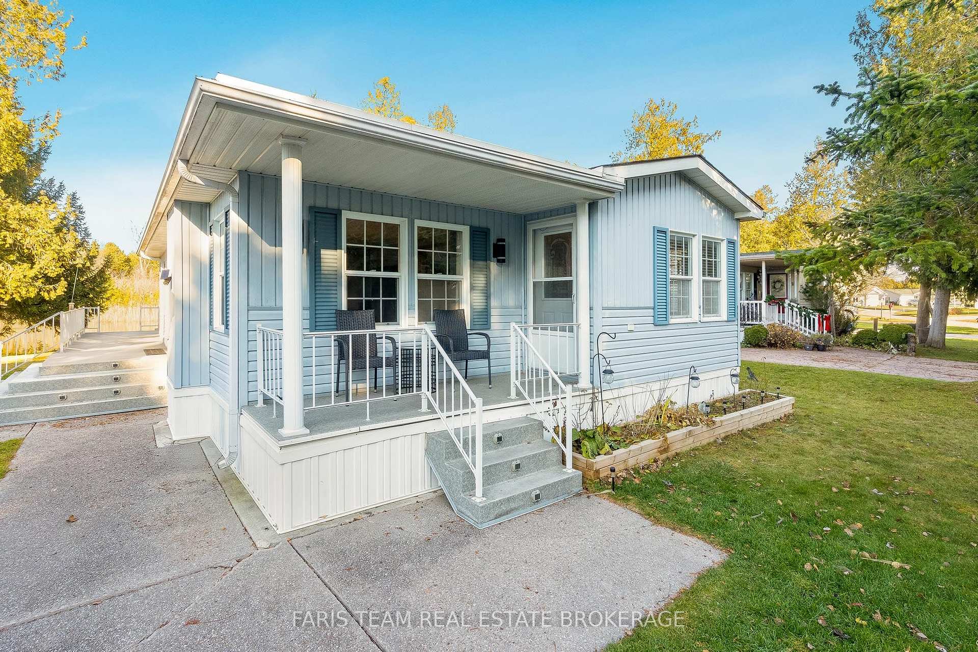 Photo 4 of 3 St James Place, Wasaga Beach — HOMEH
