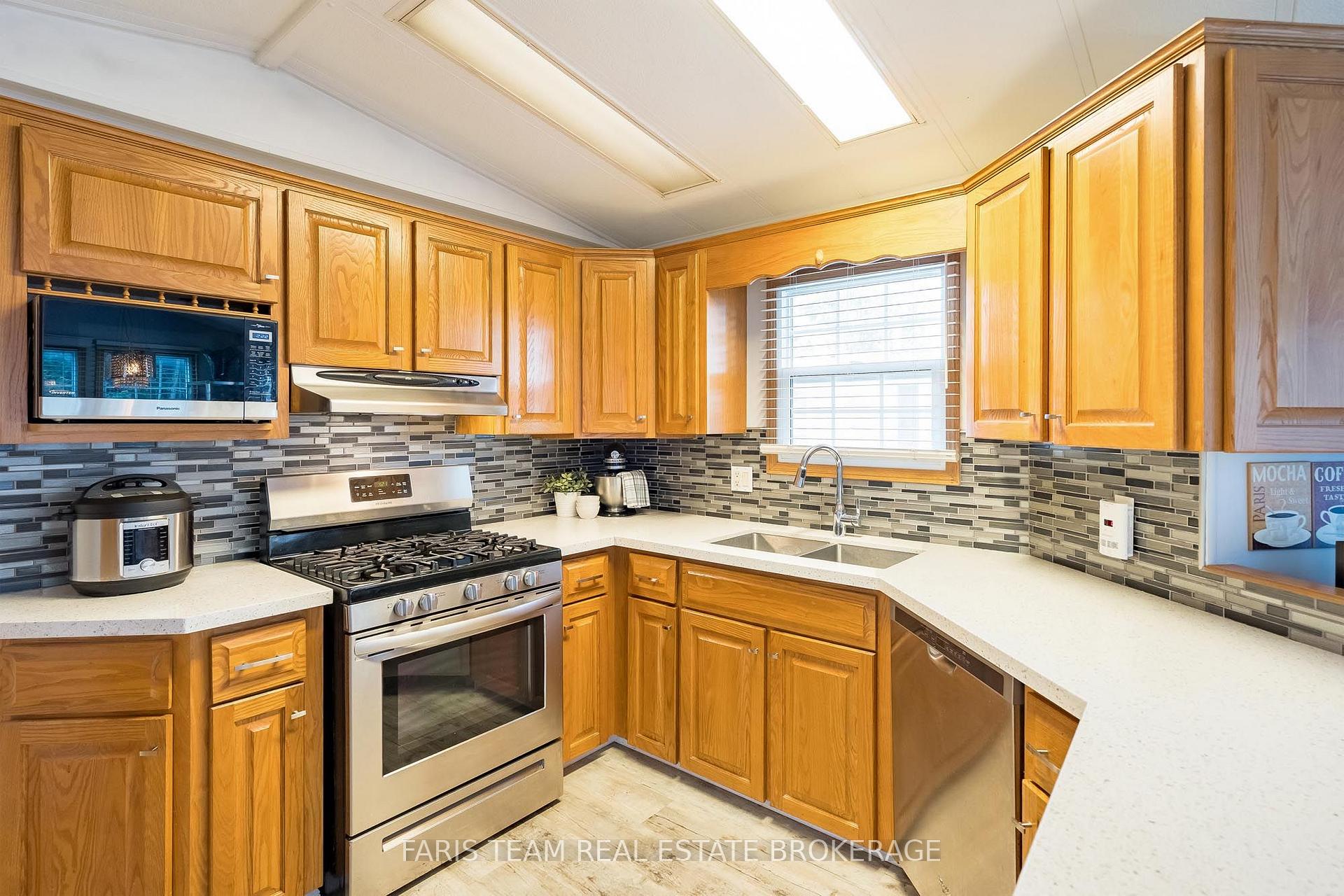 Photo 7 of 3 St James Place, Wasaga Beach — HOMEH