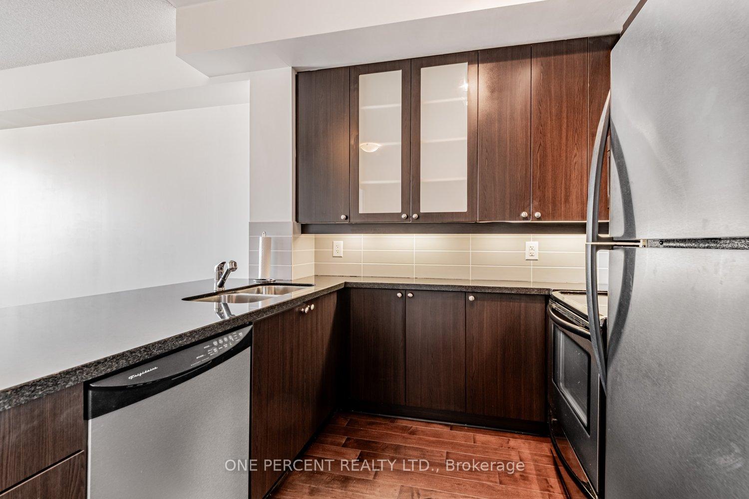 Photo 8 of Unit 401, 21 Upper Duke Crescent, Markham, Unionville — HOMEH