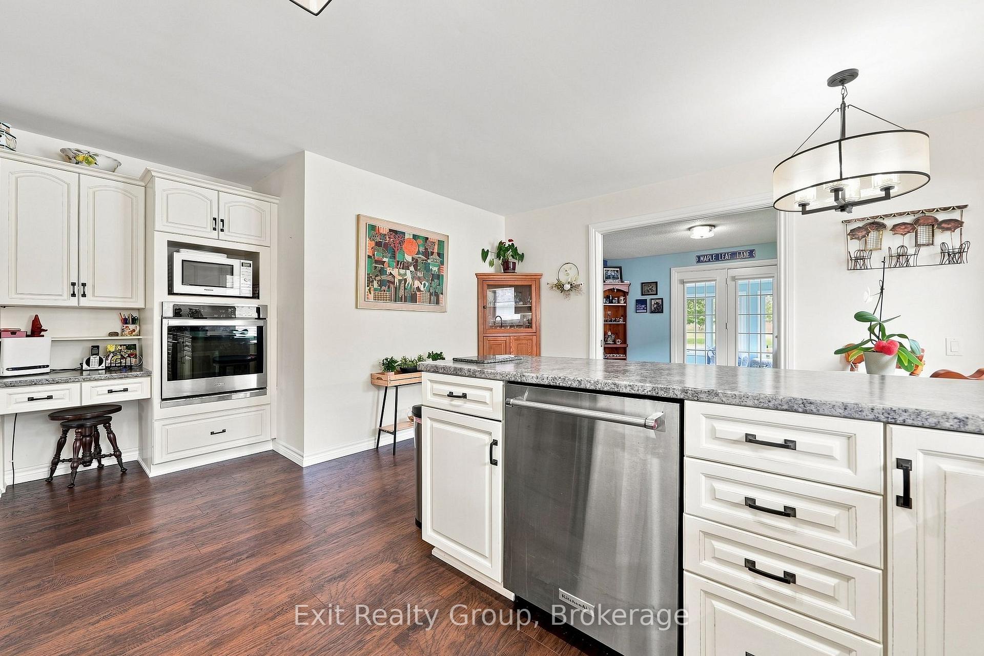 Photo 25 of 6 Heritage Drive, Prince Edward County, Wellington — HOMEH