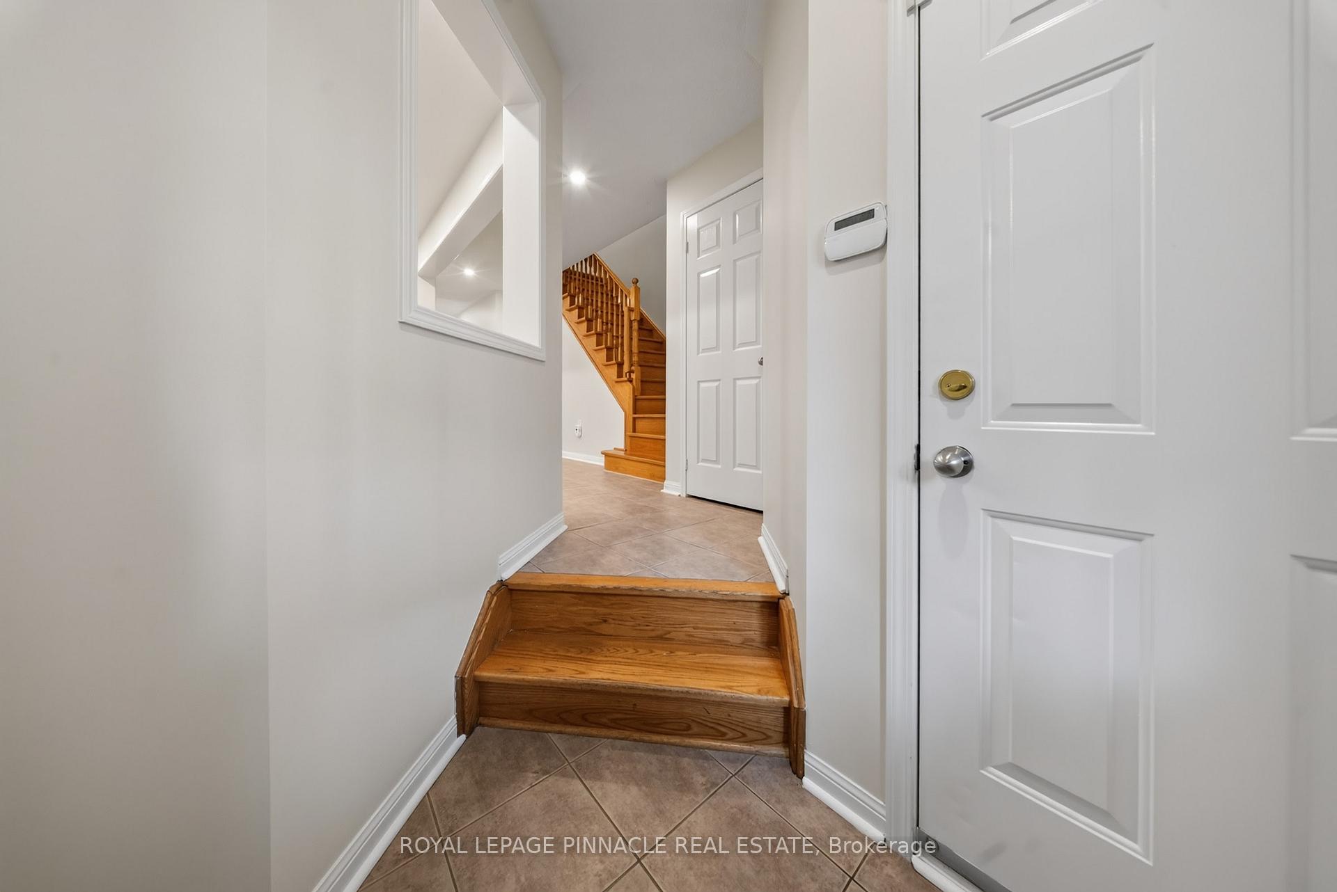 Photo 4 of 787 Avocado Crescent, Mississauga, Meadowvale Village — HOMEH